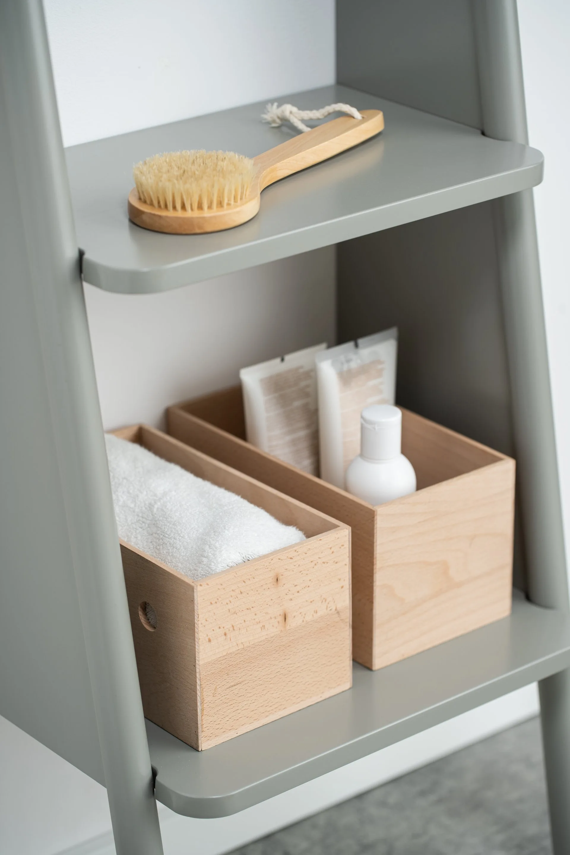 BADEDU TANA Badregal 40 cm breit, Grau matt, 4 Ablagen