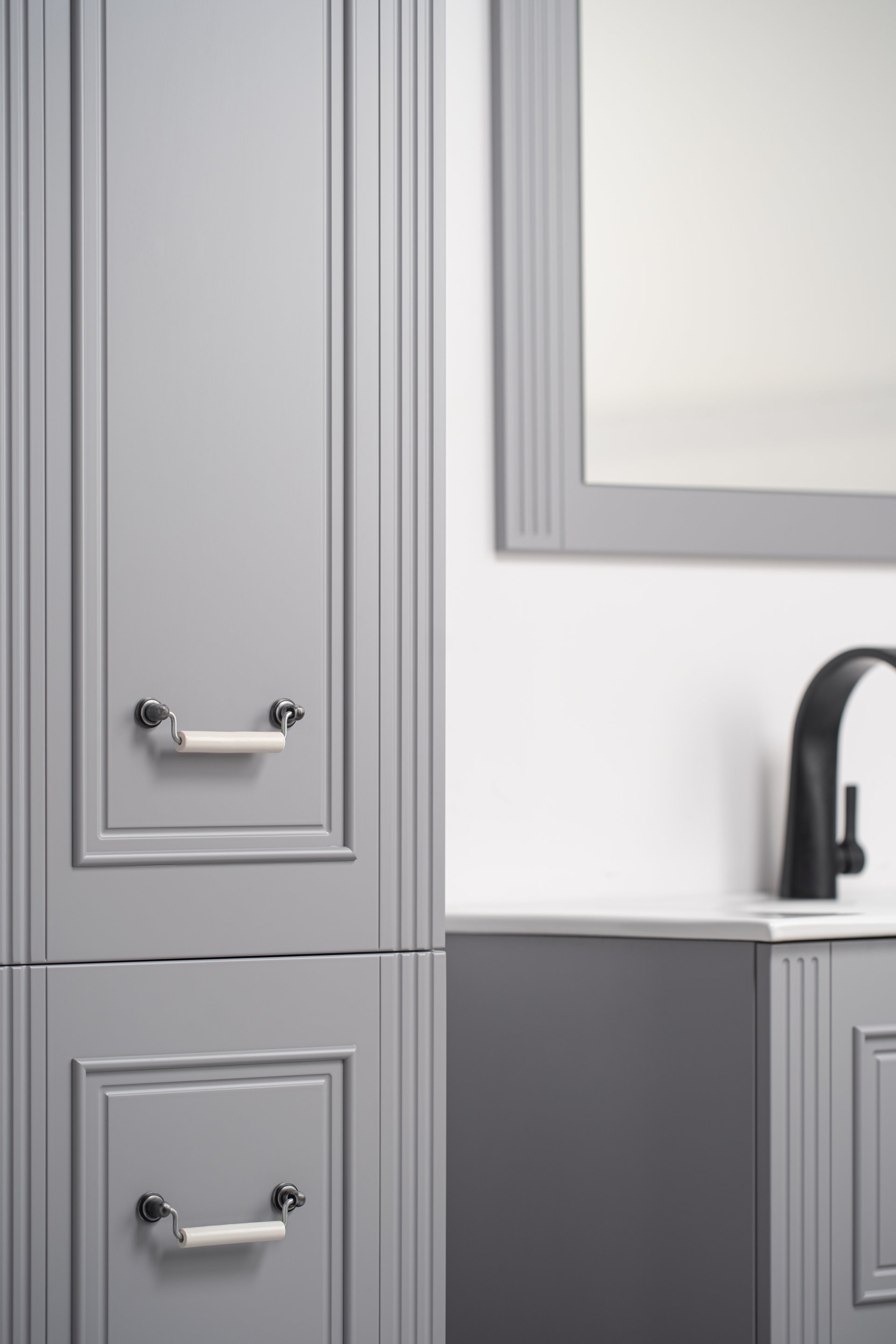 BADEDU RILA Waschbecken mit Unterschrank 60 cm breit, Grau matt, Waschbecken Keramik Weiß, mit Füßen