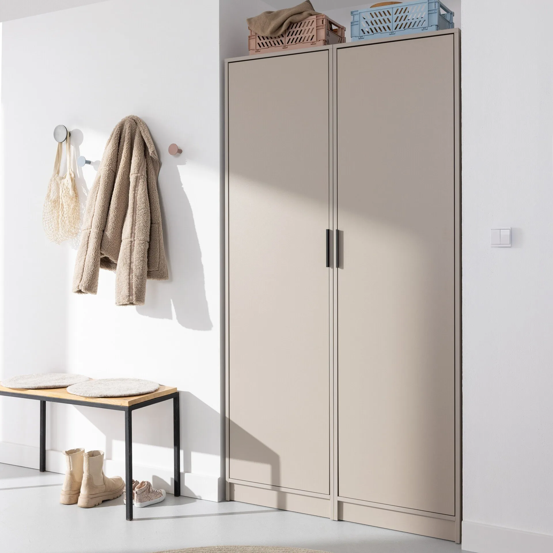 FACKELMANN Putzschrank und Wäscheschrank 100 cm breit, Grau, mit verstellbaren Füßen