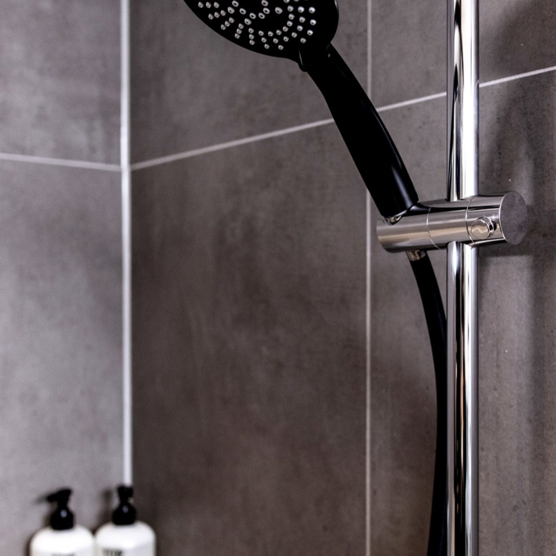 WENKO DESIGN Duschschlauch 175 cm, Schwarz matt, Verdrehschutz + Trinkwasserzulassung
