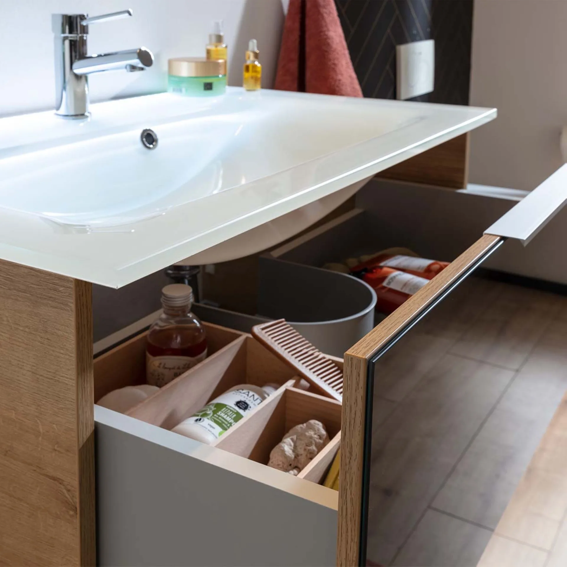 FACKELMANN B.BRILLLANT Waschtisch Set mit Spiegelschrank 80 cm breit, Anthrazit Glas/Braun hell, Waschbecken Glas Weiß