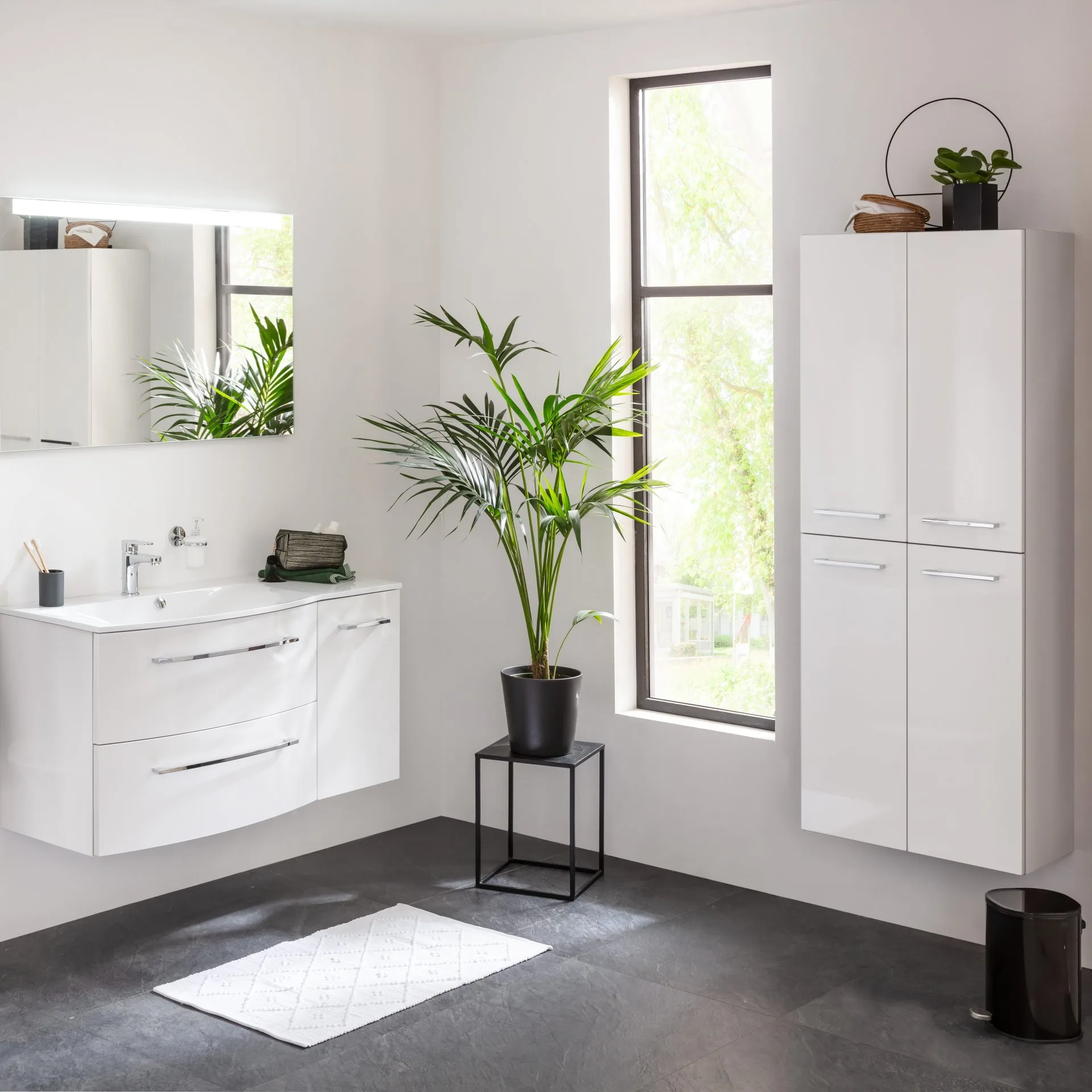FACKELMANN VERONA Doppel Hochschrank 60 cm breit, Weiß Hochglanz, mit Wäschekorb