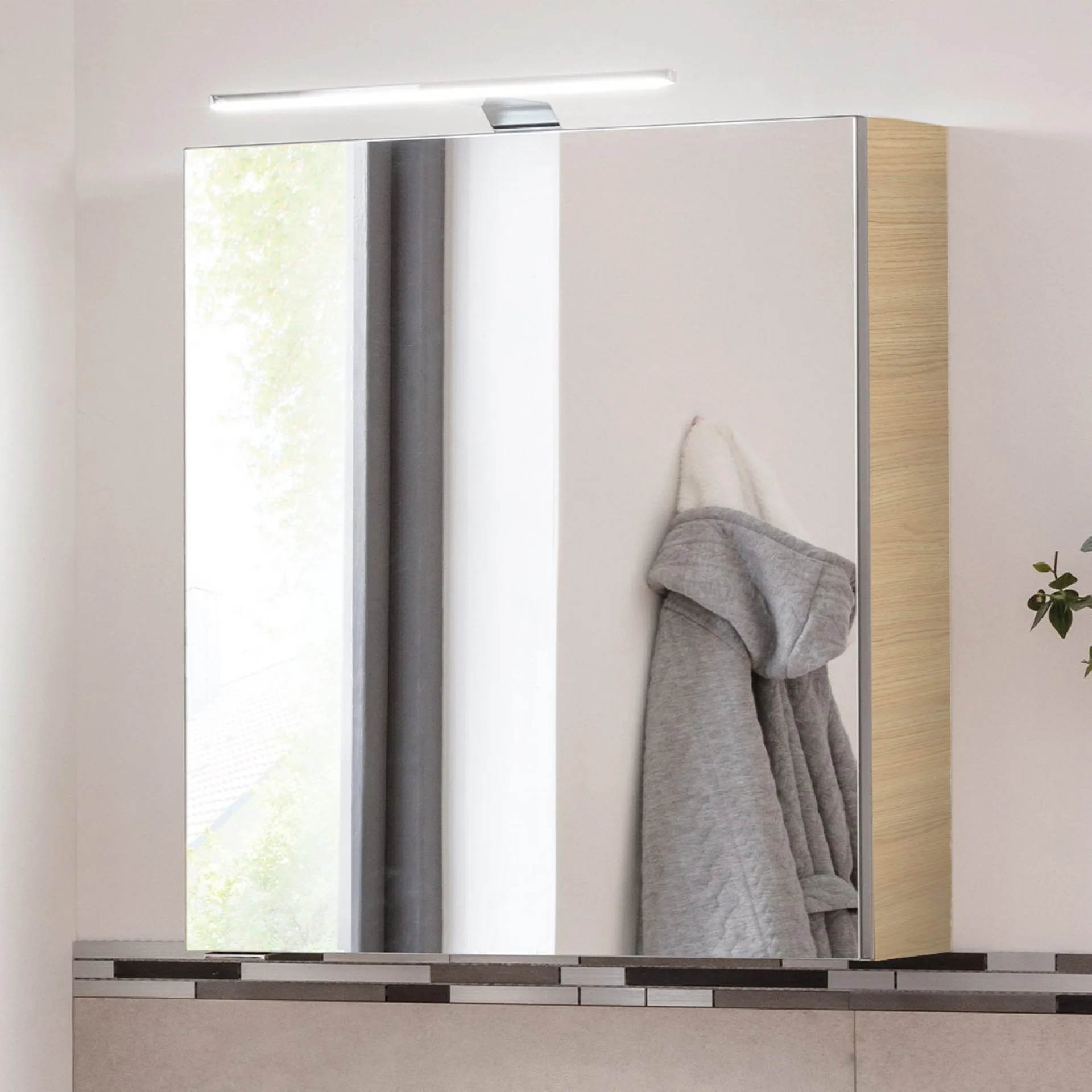 FACKELMANN SBC B.STYLE Gäste WC Spiegelschrank 50 cm breit, Braun, Türanschlag rechts + Aufsatzleuchte