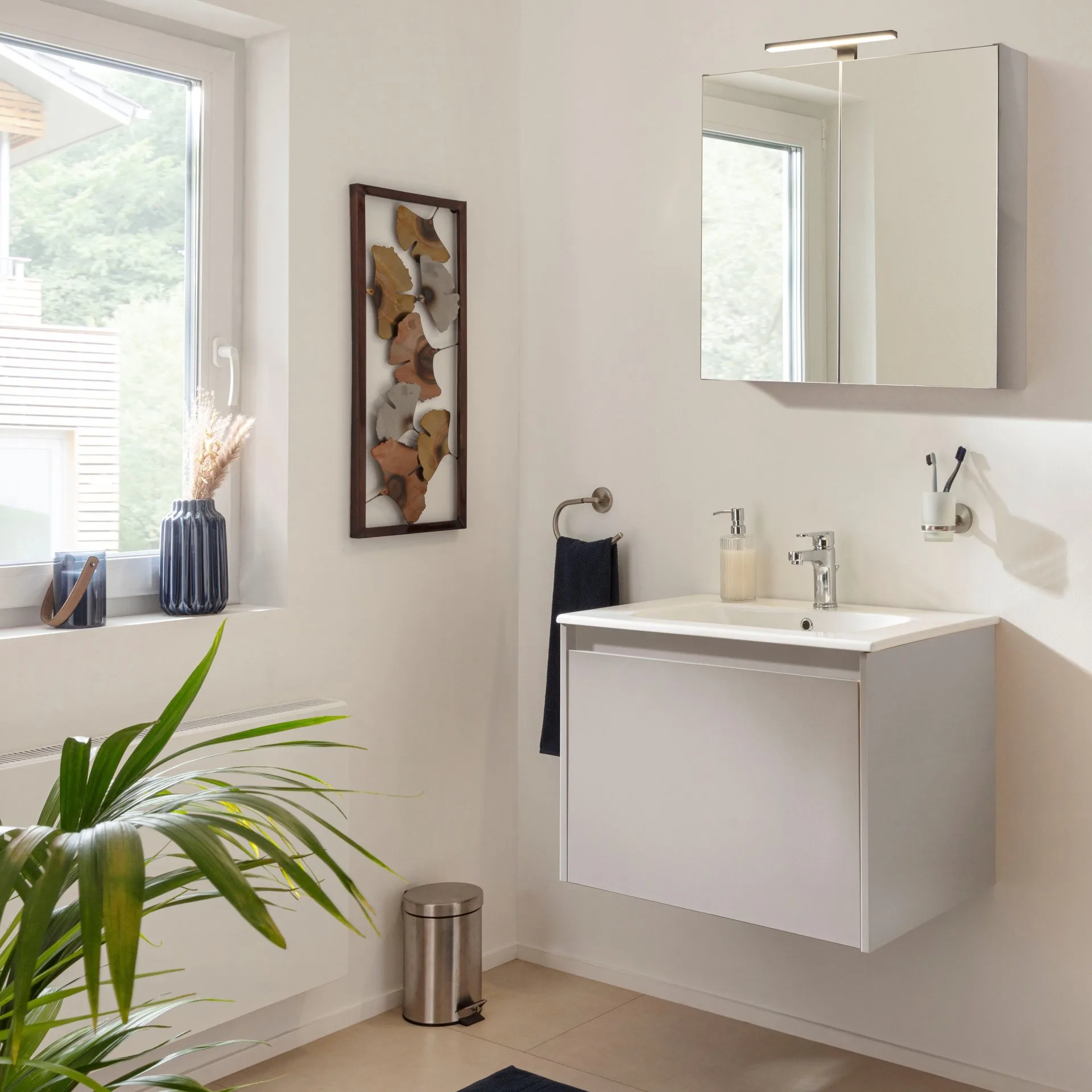 FACKELMANN COMPACT LINE Waschtisch Set mit Spiegelschrank 71 cm breit, Grau, Waschbecken Keramik Weiß, inklusive Aufsatzleuchte und Energie Box, 1 Schublade