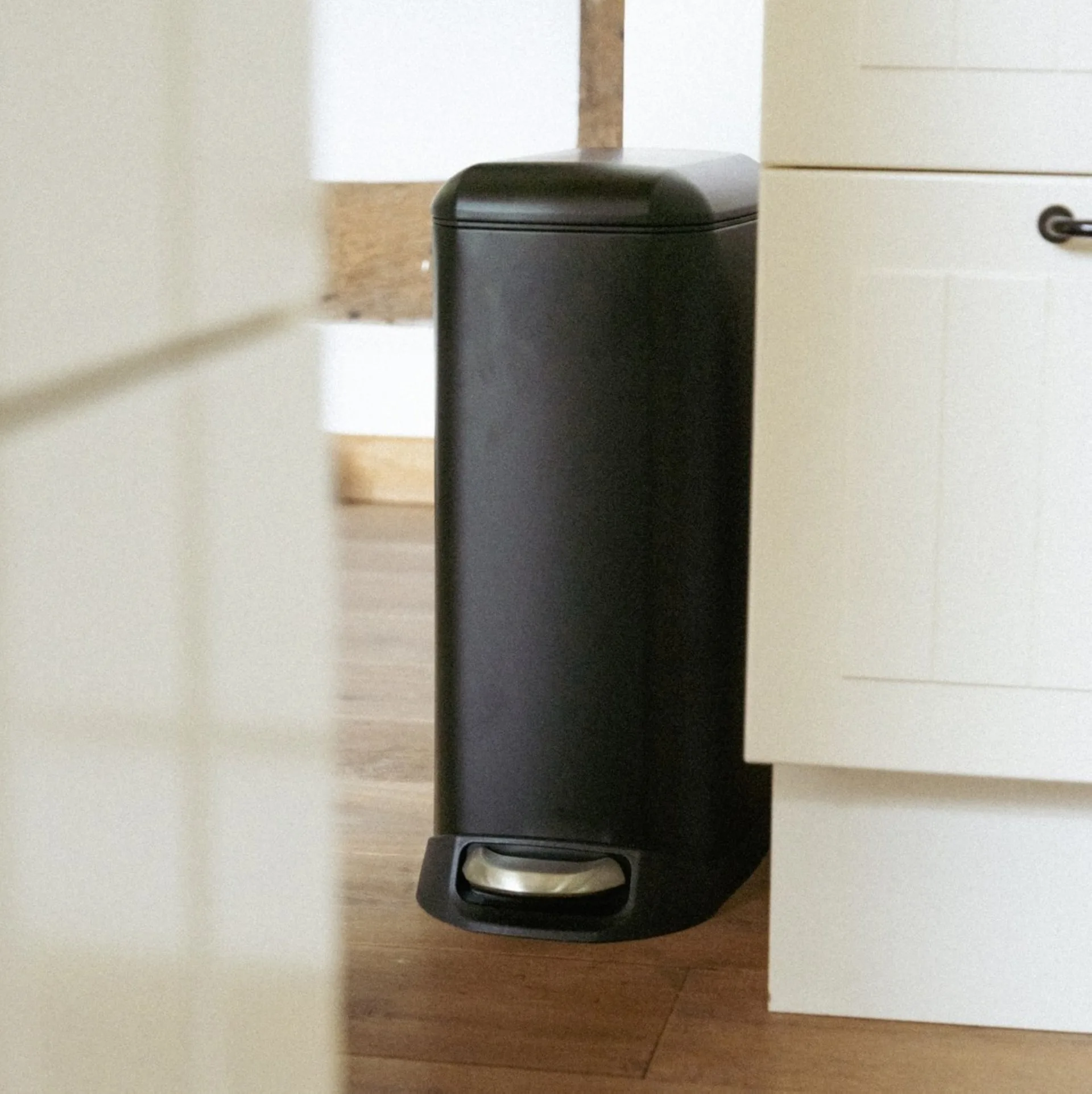 WENKO DESIGN Mülleimer 20 Liter, Schwarz, mit Absenkautomatik