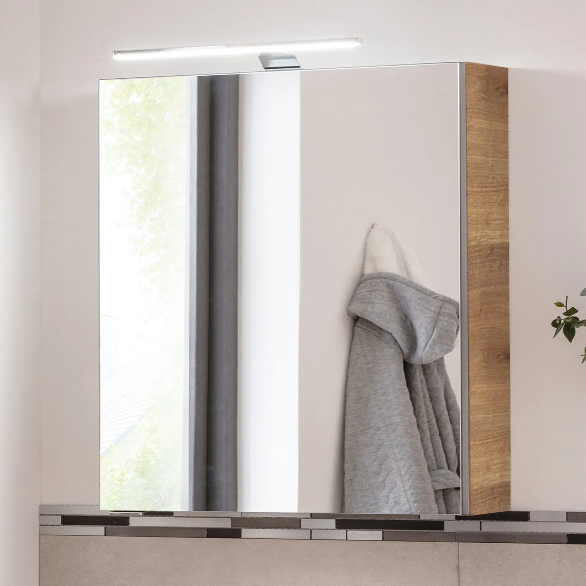 FACKELMANN SBC MILANO Gäste WC Spiegelschrank 50 cm breit, Braun hell, Türanschlag links + Aufsatzleuchte