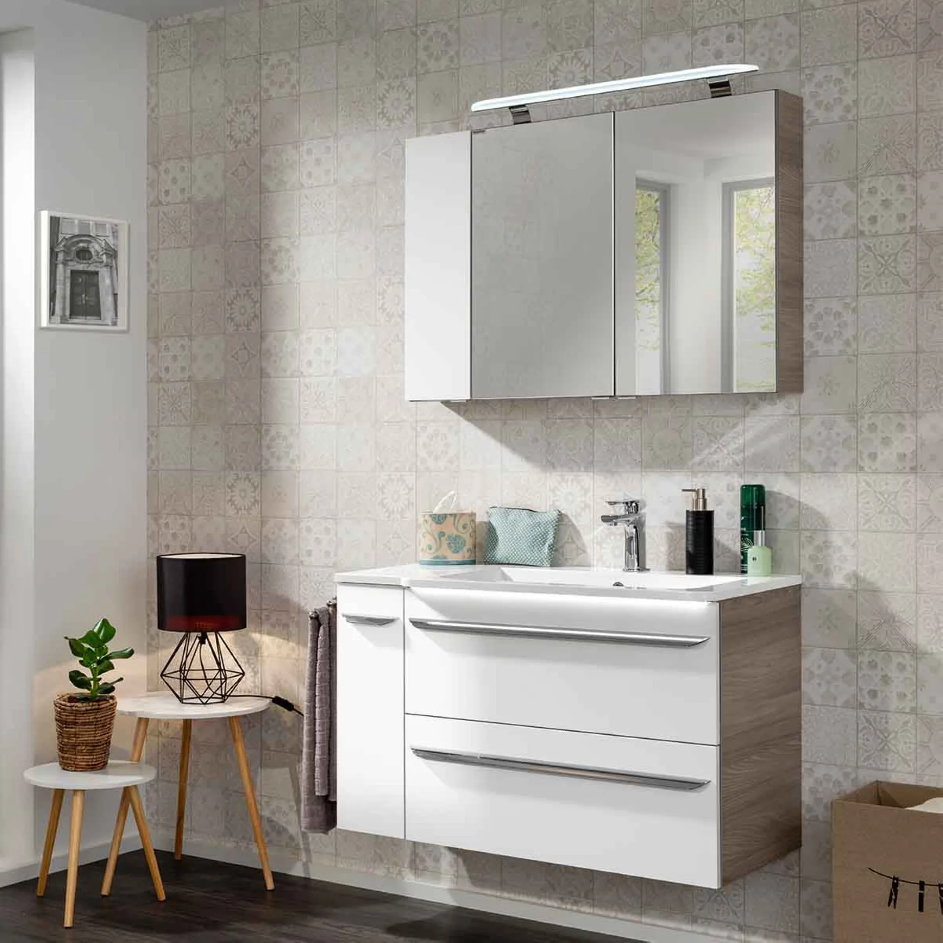 FACKELMANN LUXOR Badmöbel Set 5-teilig 100 cm breit, Weiß/Braun hell, Waschbecken Gussmarmor Weiß + LED Spiegelschrank + Unterschrank + Hängeschrank Türanschlag links