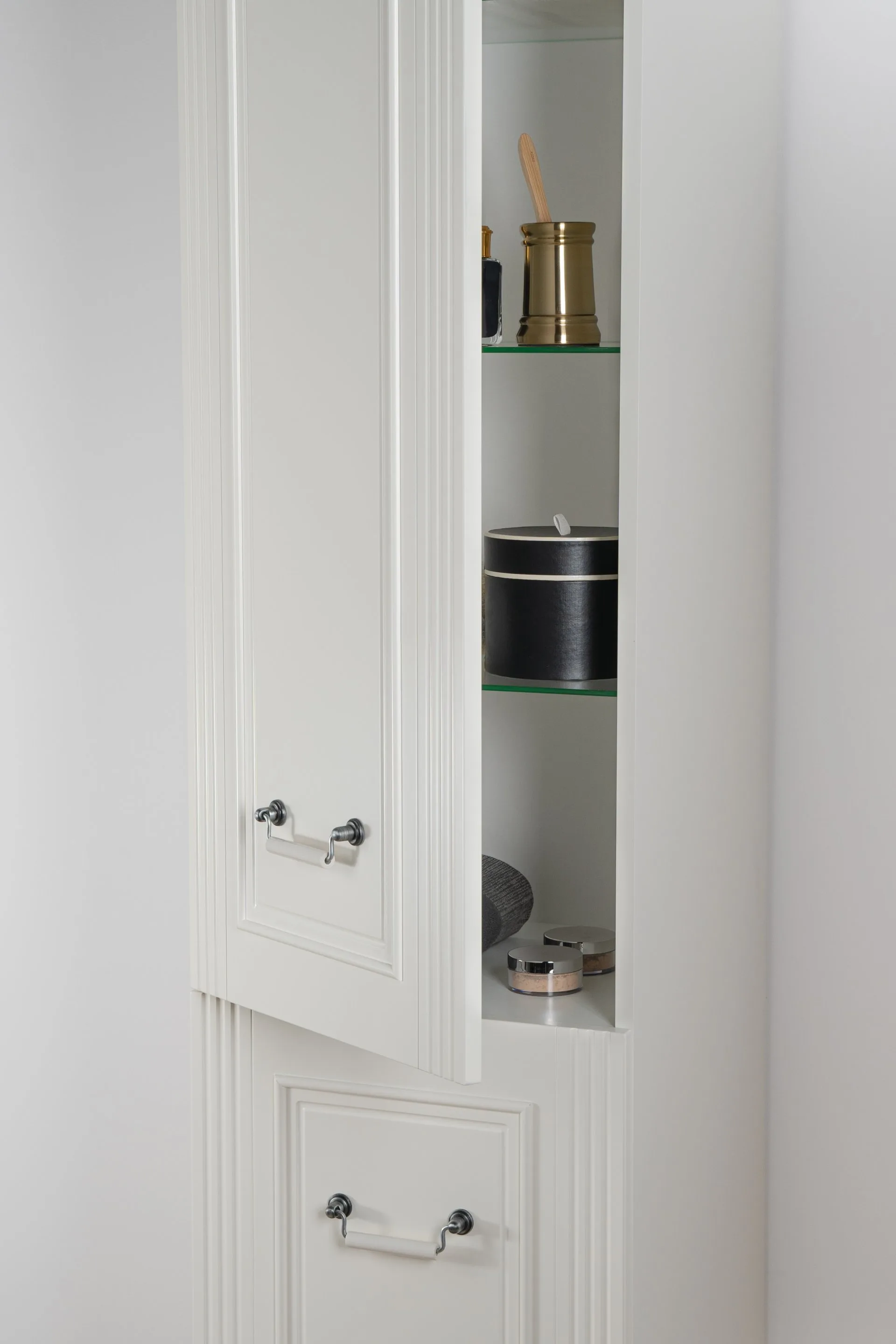 BADEDU RILA Hochschrank 43 cm breit, Weiß matt, 1 Tür, Wäschekorb unten mit Auszug