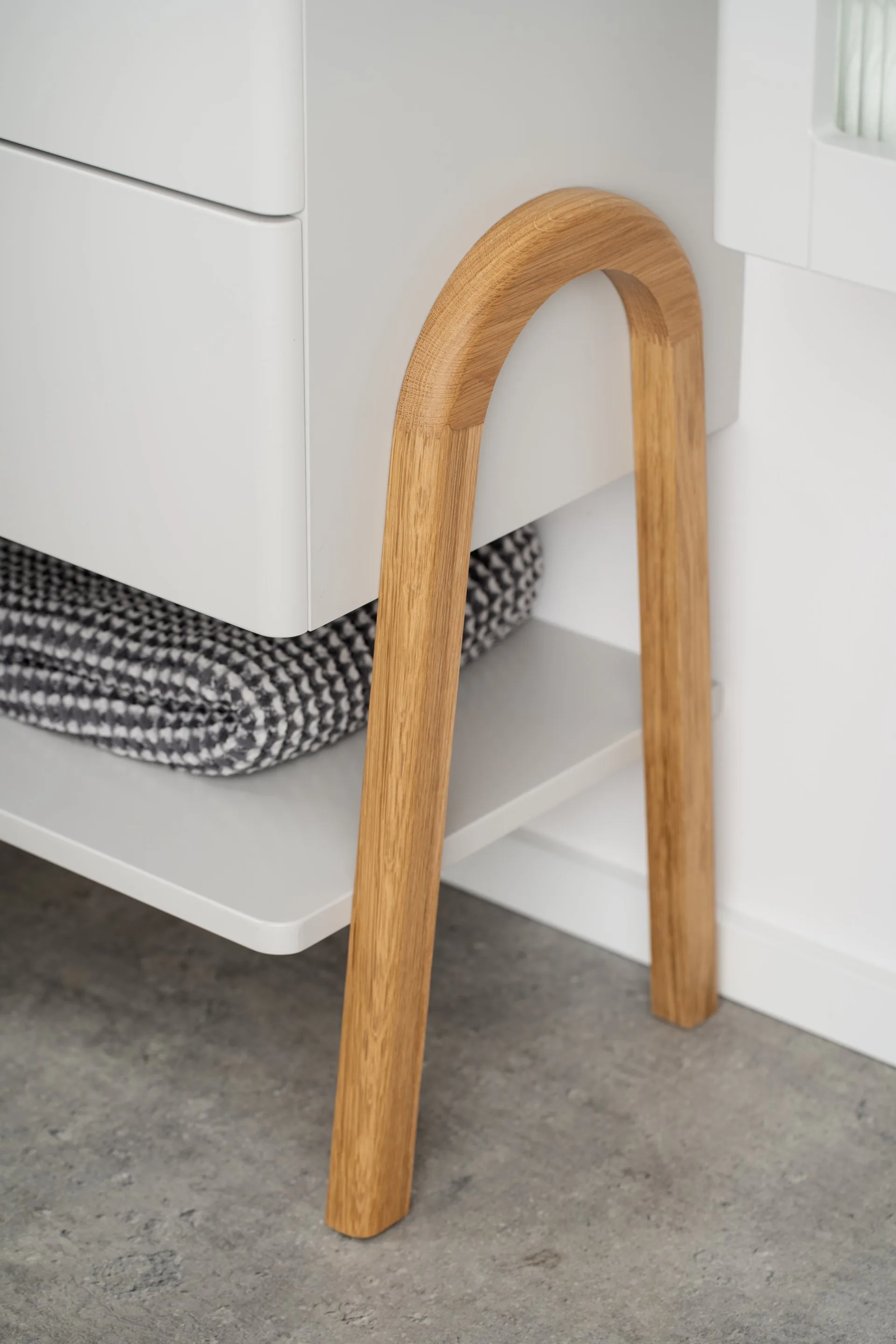 BADEDU PINA Waschbecken mit Unterschrank 70 cm breit, Grau, Waschbecken Gussmarmor Weiß, mit Füßen