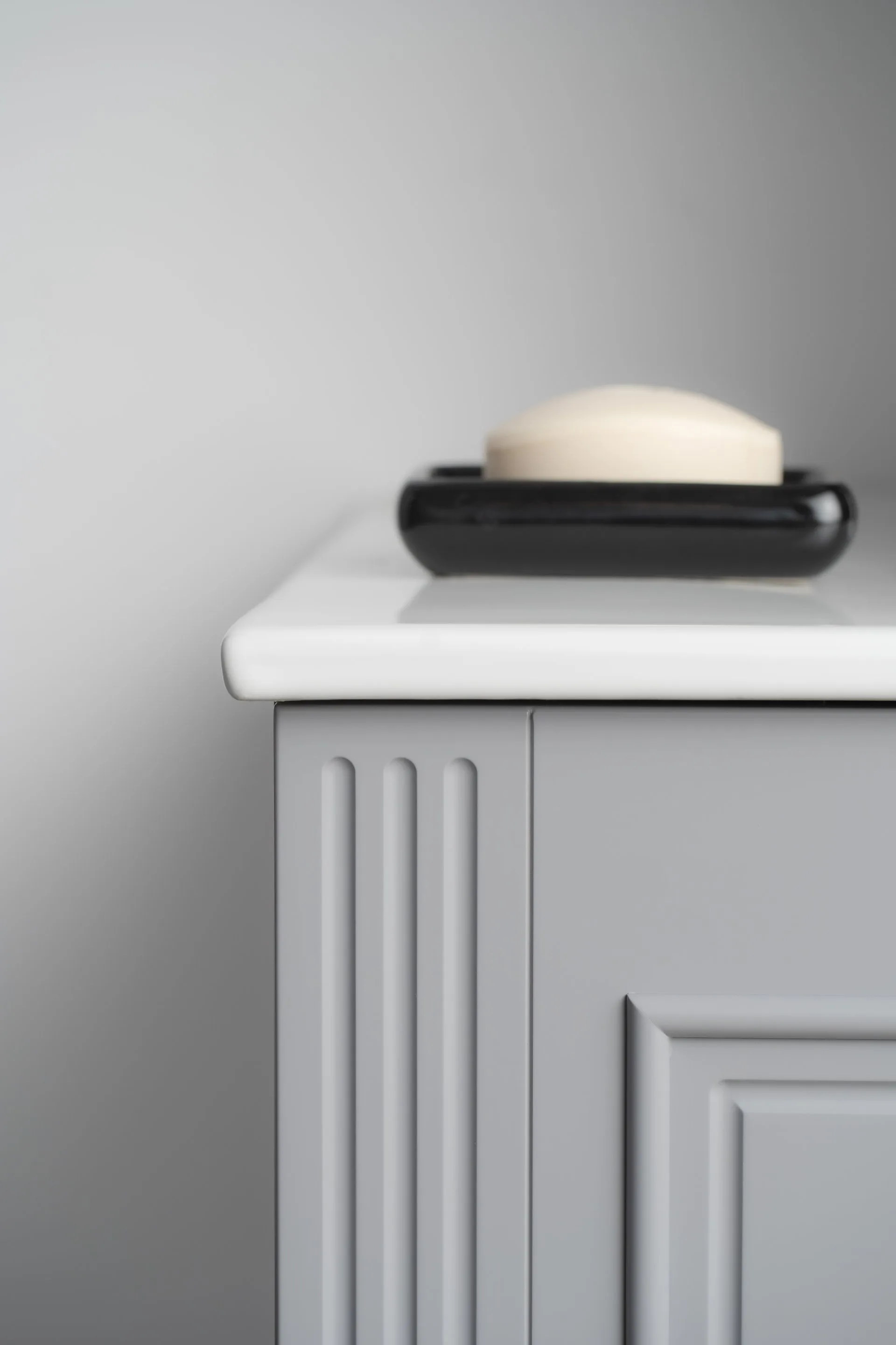 BADEDU RILA Waschbecken mit Unterschrank 80 cm breit, Grau matt, Waschbecken Keramik Weiß, mit Füßen