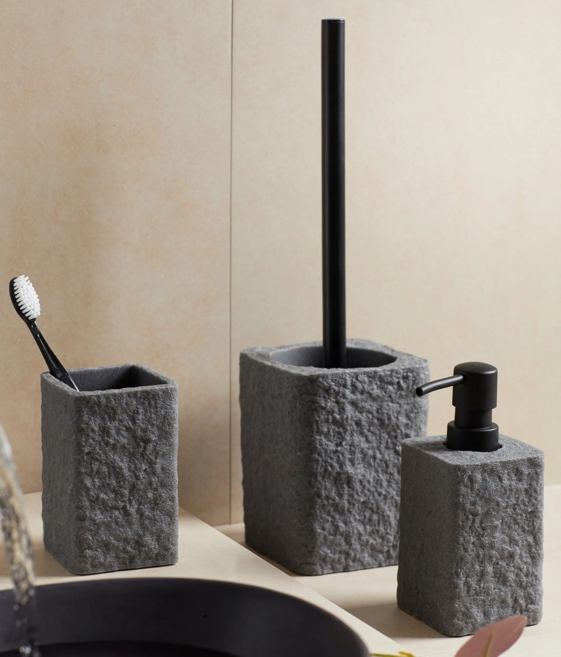 WENKO VILLATA Accessoire Set, Grau, Zahnputzbecher, Seifenspender, WC-Garnitur