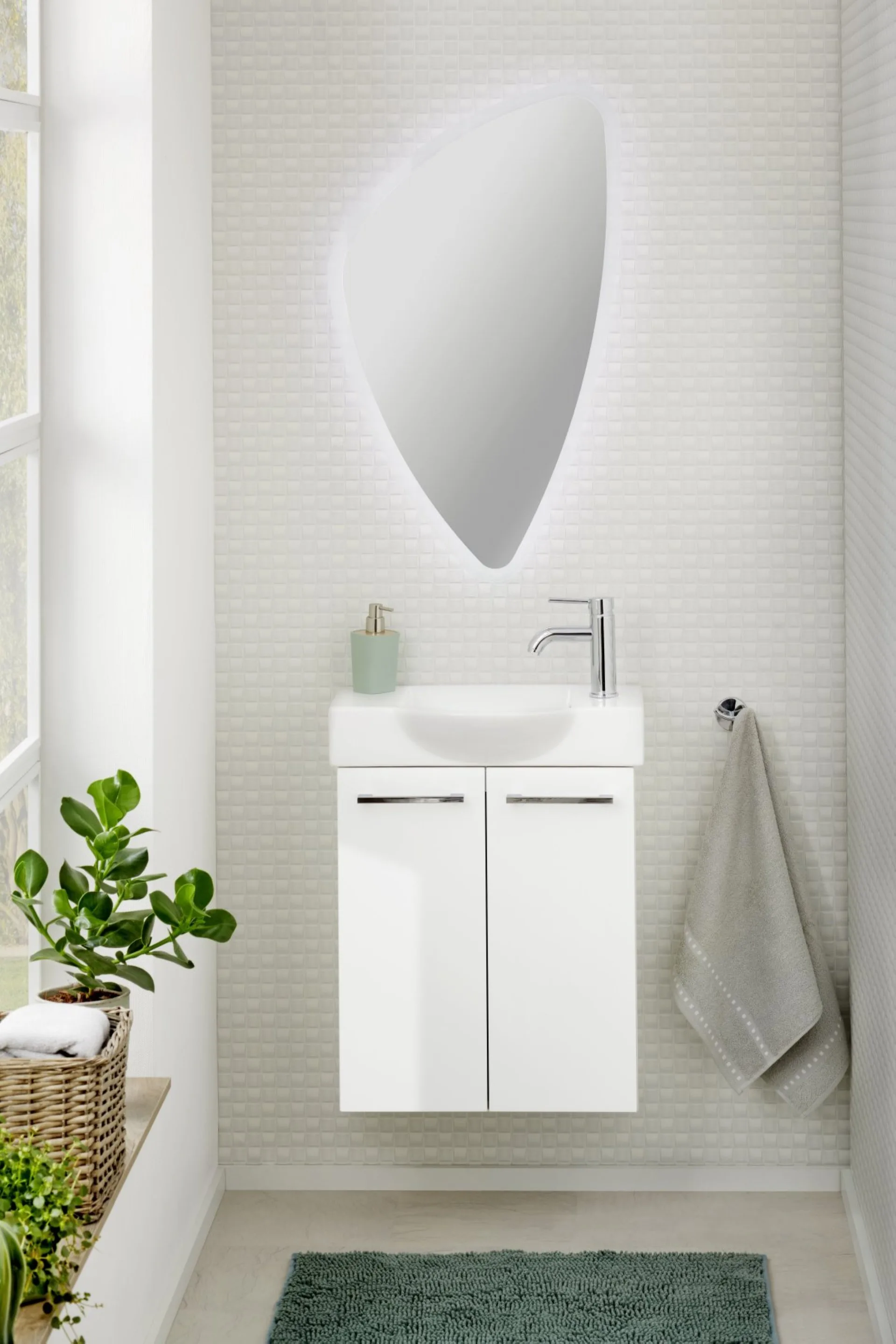 FACKELMANN LED Spiegel 55 cm breit, oval