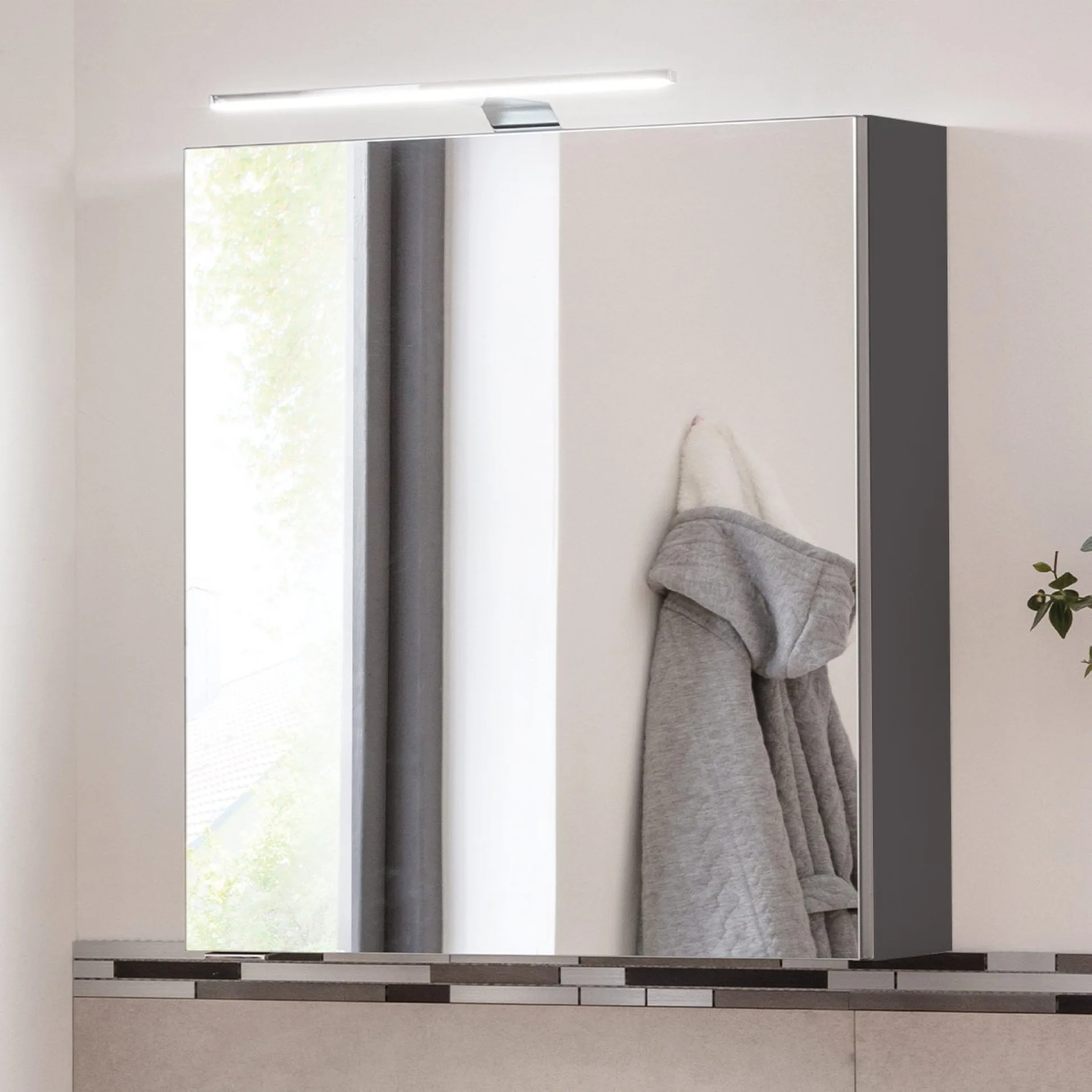 FACKELMANN SBC LUNA Gäste WC Spiegelschrank 50 cm breit, Anthrazit, Türanschlag links + Aufsatzleuchte