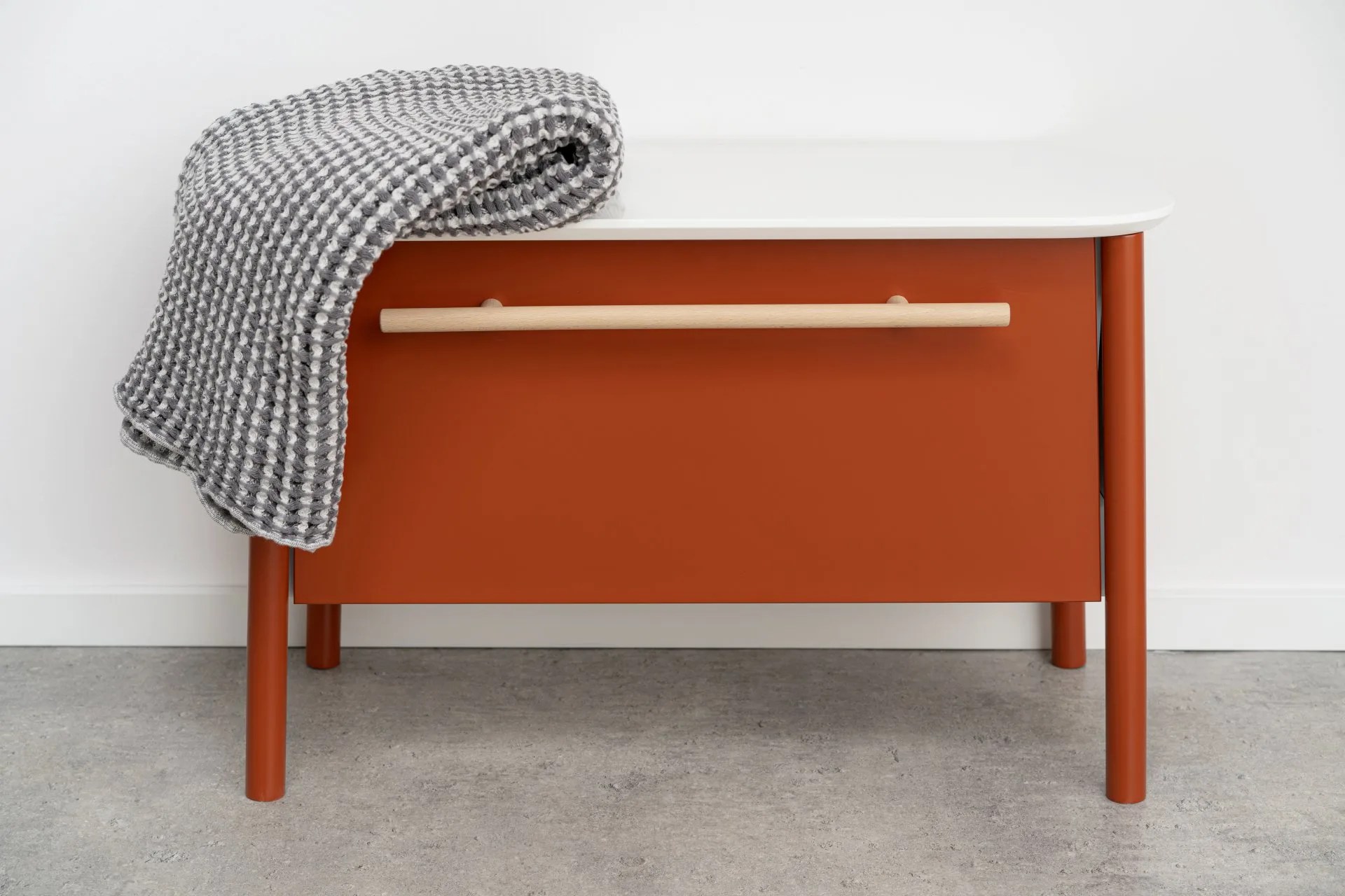 BADEDU TANA Sitzbank 68 cm breit, Rot matt, mit Füßen