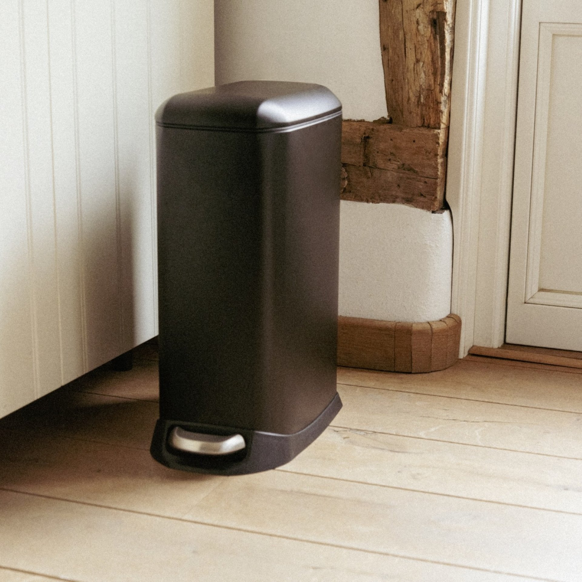 WENKO DESIGN Mülleimer 20 Liter, Schwarz, mit Absenkautomatik