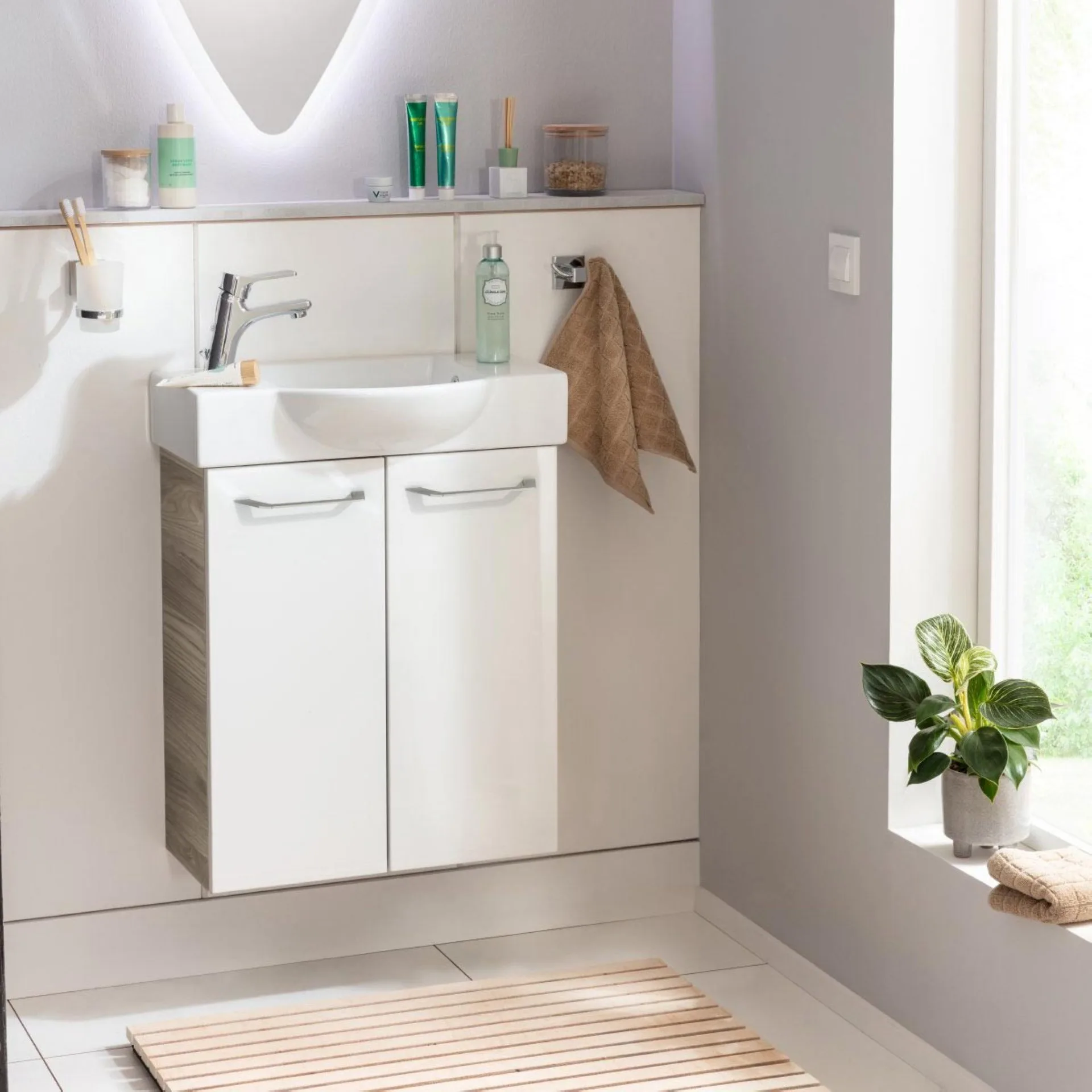 FACKELMANN SBC LUXOR Waschbeckenunterschrank Gäste WC 55 cm breit, Weiß/Braun hell, 2 Türen
