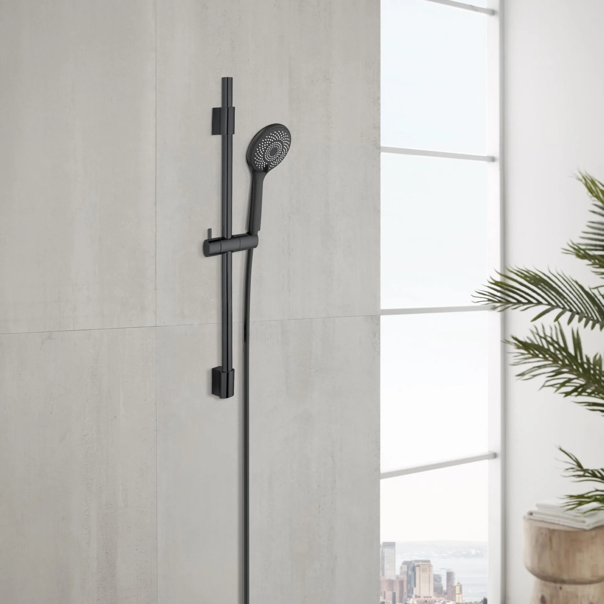 WENKO Stangenbrause Set 70 cm, Schwarz, mit Wassersparsystem, 3 verschiedene Wasserstrahlarten, Edelstahl