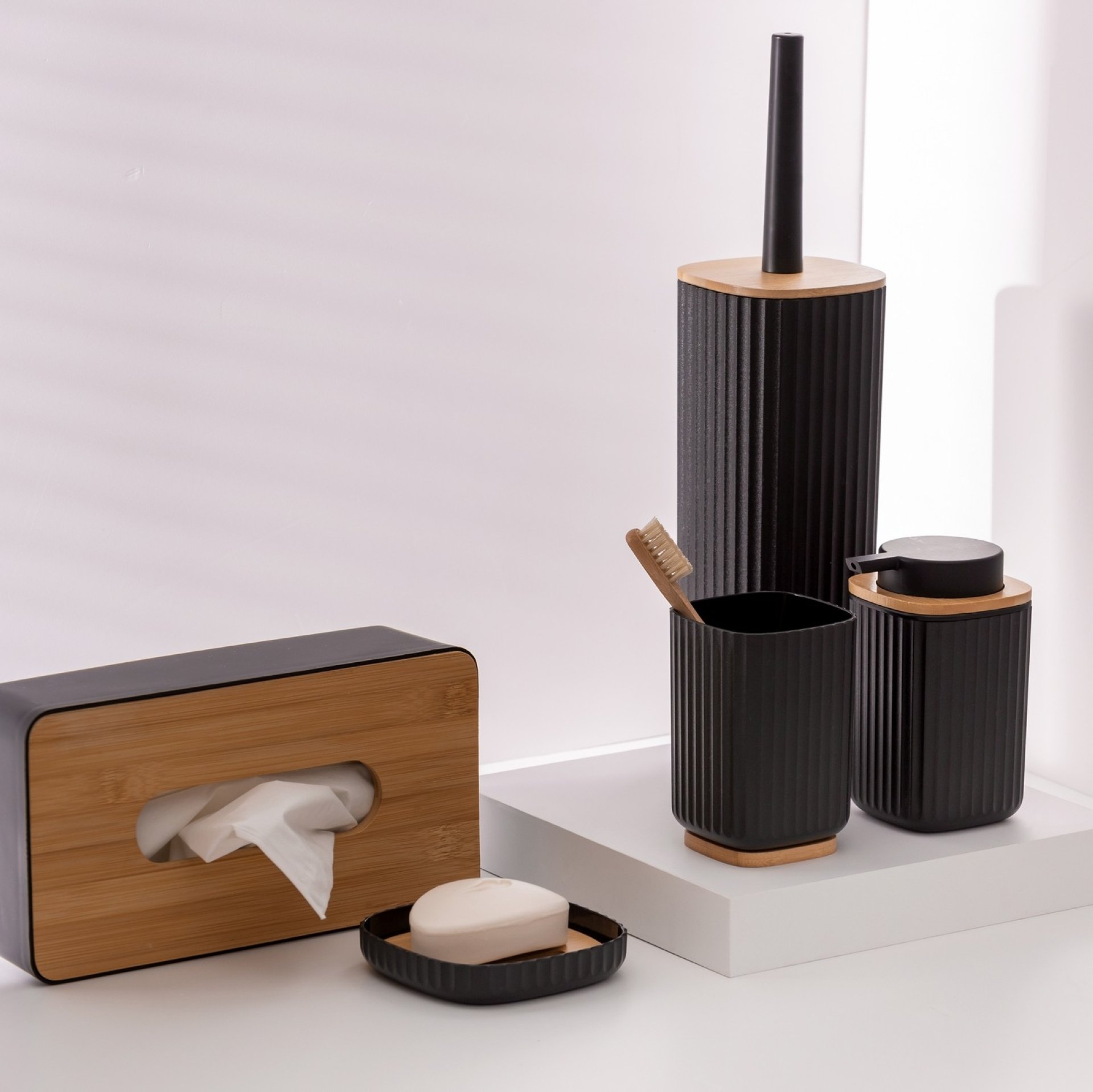 WENKO ROTELLO WC-Garnitur, Schwarz/Braun, mit Bambusdeckel