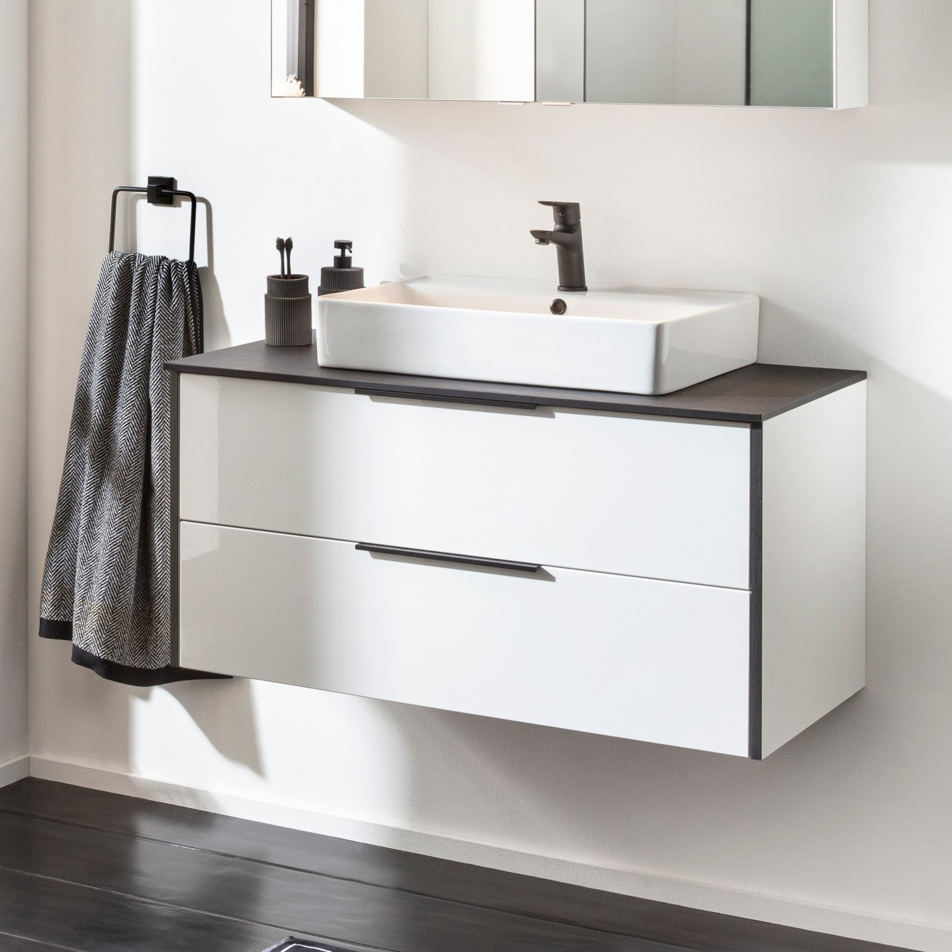 FACKELMANN FLAIR Waschbeckenunterschrank 101 cm breit, Weiß/Anthrazit, Waschtischplatte Schwarz Schieferstruktur