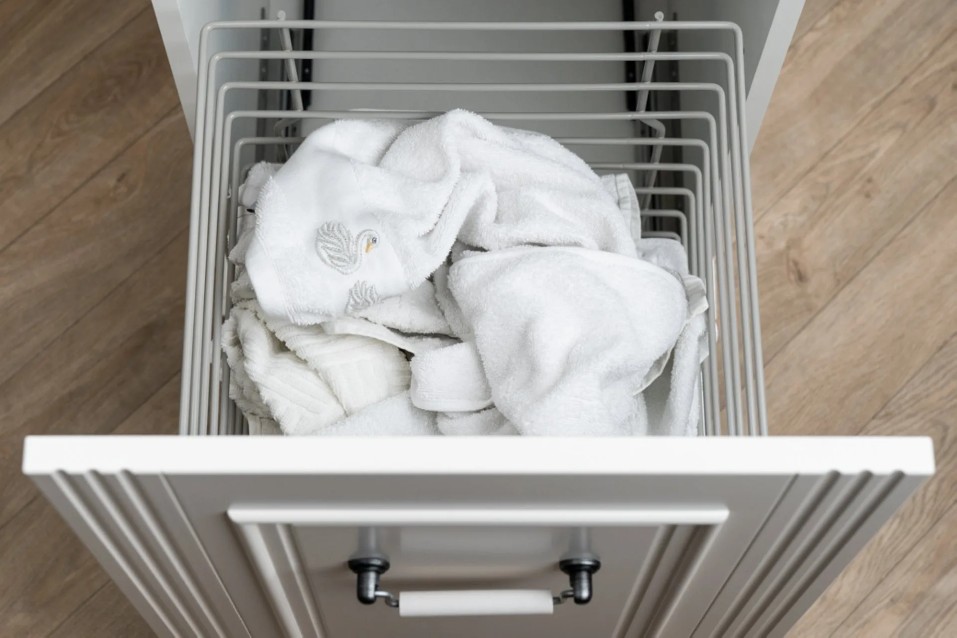 BADEDU RILA Hochschrank 43 cm breit, Weiß matt, 1 Tür, Wäschekorb unten mit Auszug