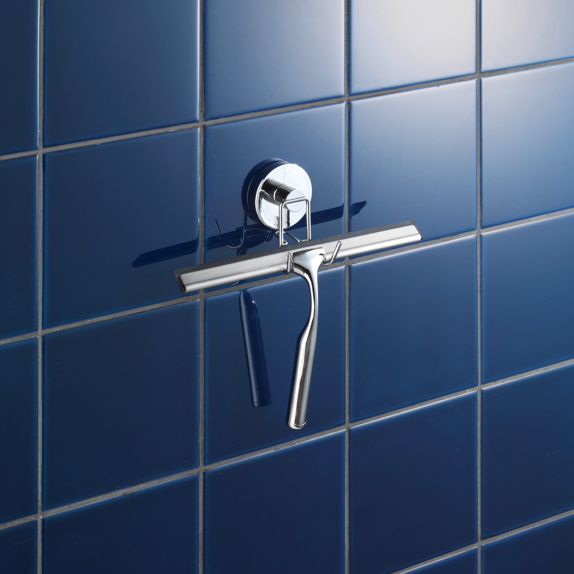 WENKO VACUUM-LOC Duschabzieher 2er Set, Chrom, mit Halterung, Befestigen ohne bohren