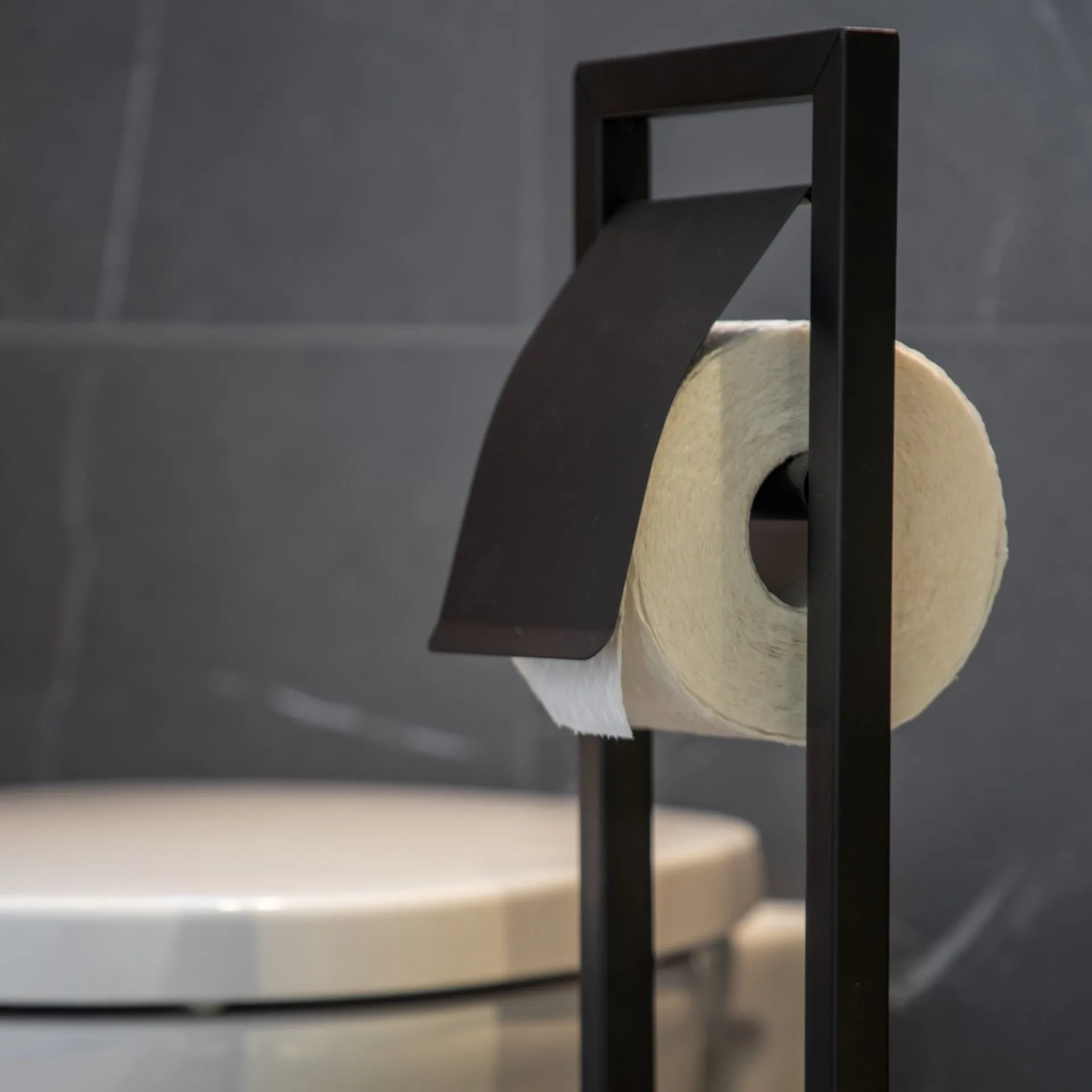 WENKO BAMBUSA WC-Garnitur, Braun/Schwarz, mit Toilettenpapierhalter, aus Bambus, stehend
