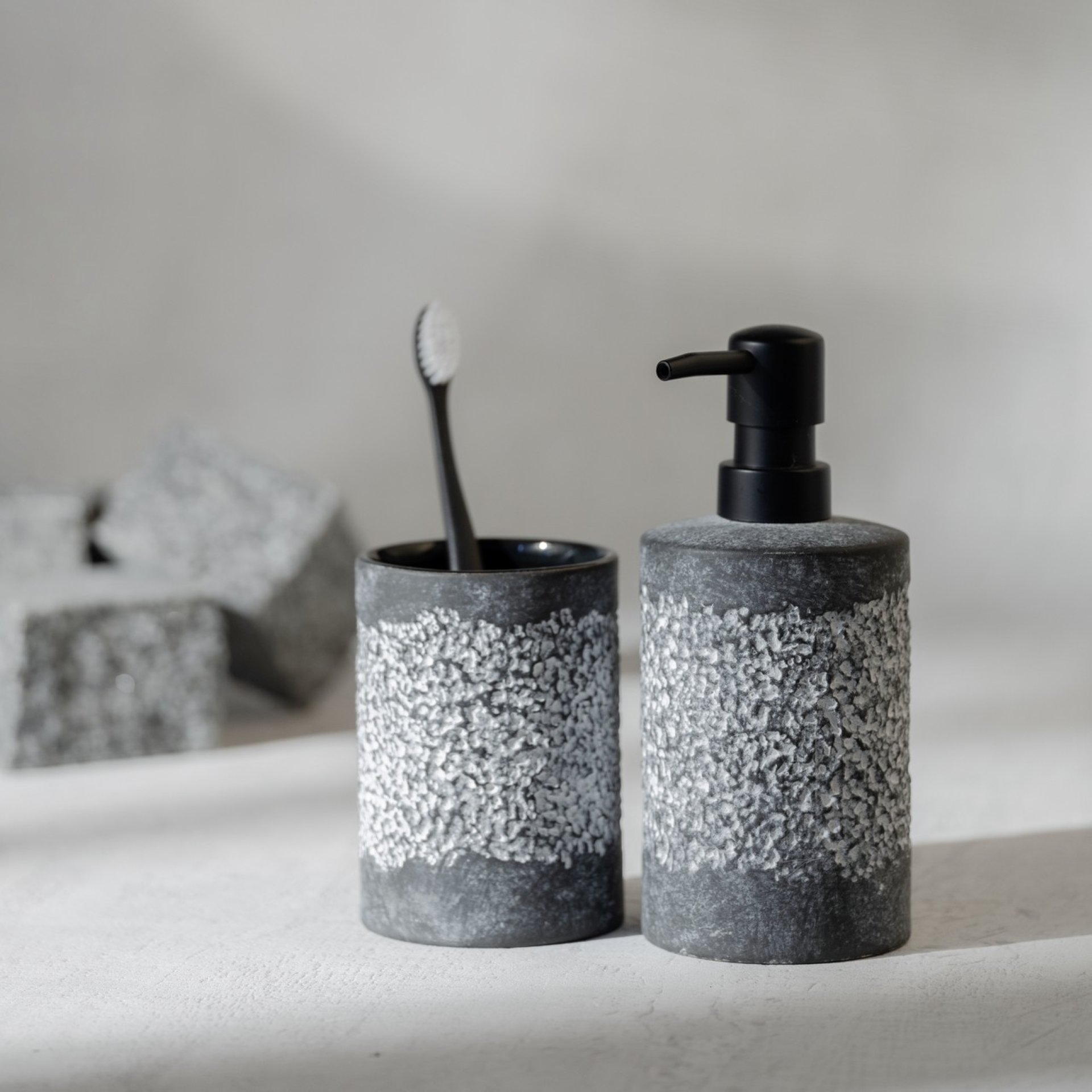 WENKO ANFO Accessoire Set, Grau, Zahnputzbecher, Seifenspender, WC-Garnitur, Keramik