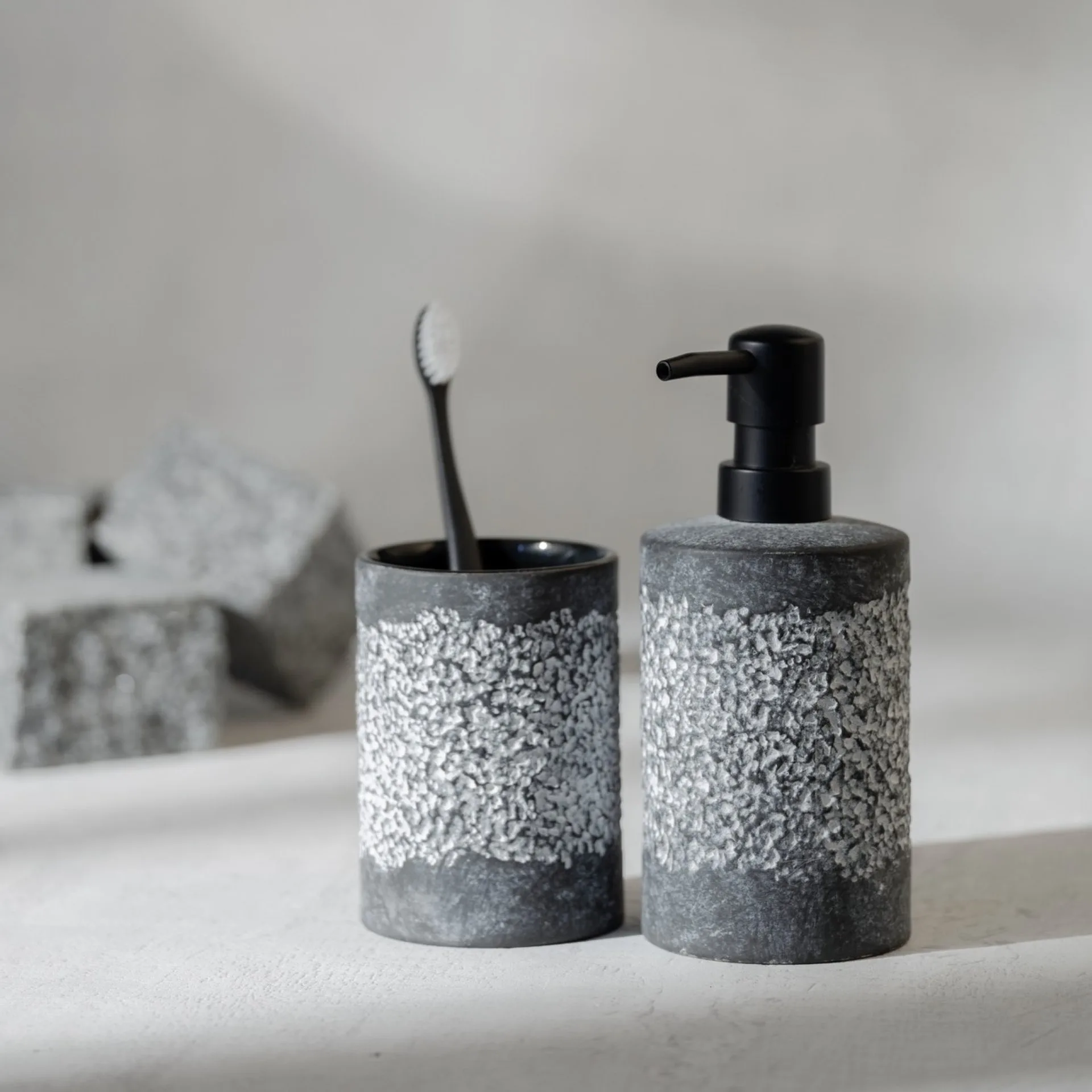 WENKO ANFO Accessoire Set, Grau, Zahnputzbecher, Seifenspender, WC-Garnitur, Keramik