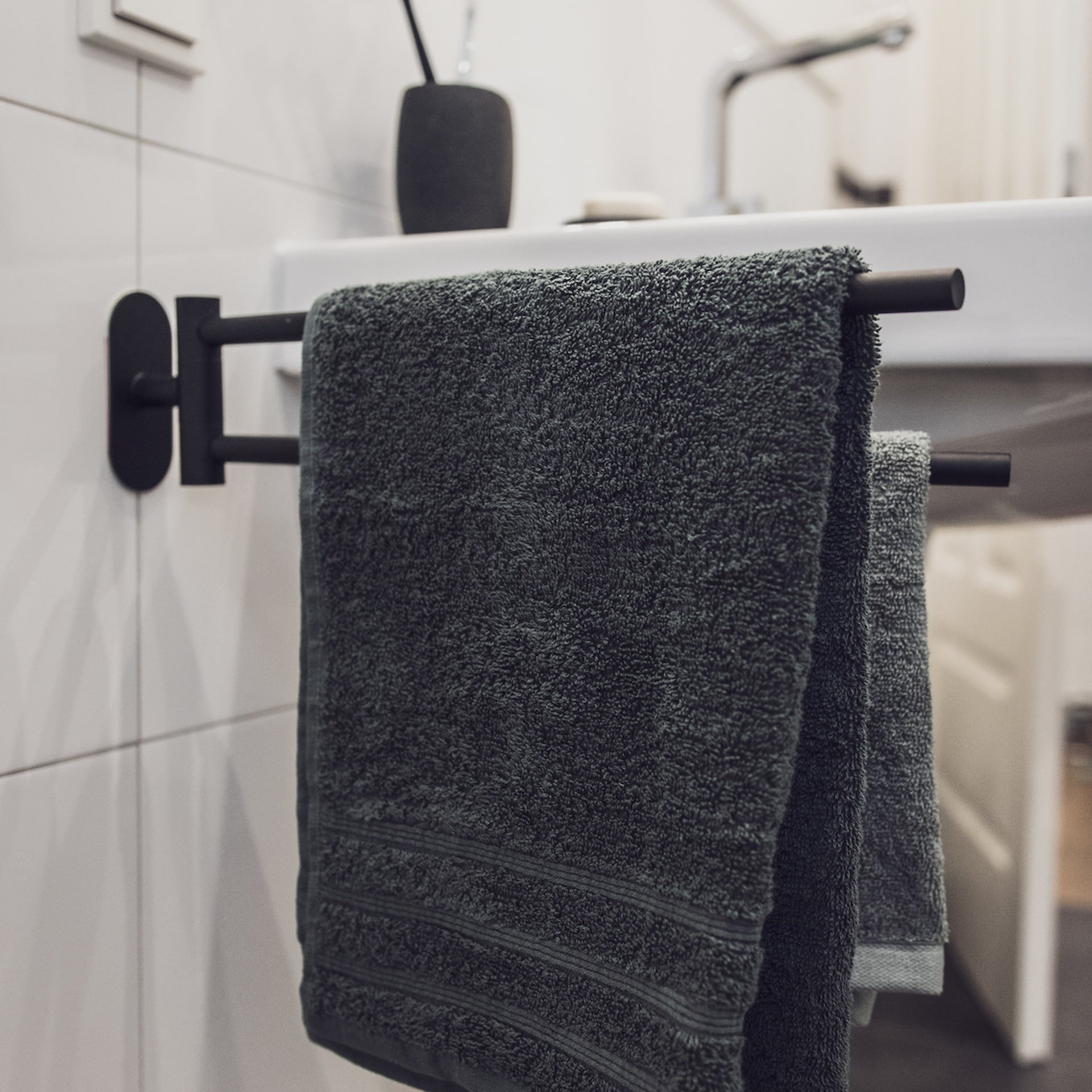 WENKO BOSIO Handtuchhalter, Schwarz matt, mit 2 Armen, Edelstahl rostfrei