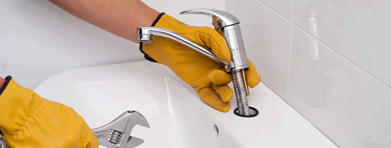 So gelingt die Waschtischarmaturen-Montage