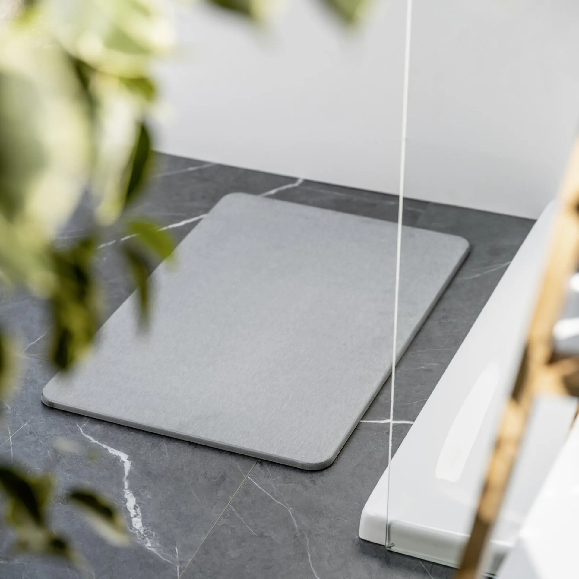 WENKO SIMI Badematte 60 x 39 cm, Grau, aus natürlichem Diatomit