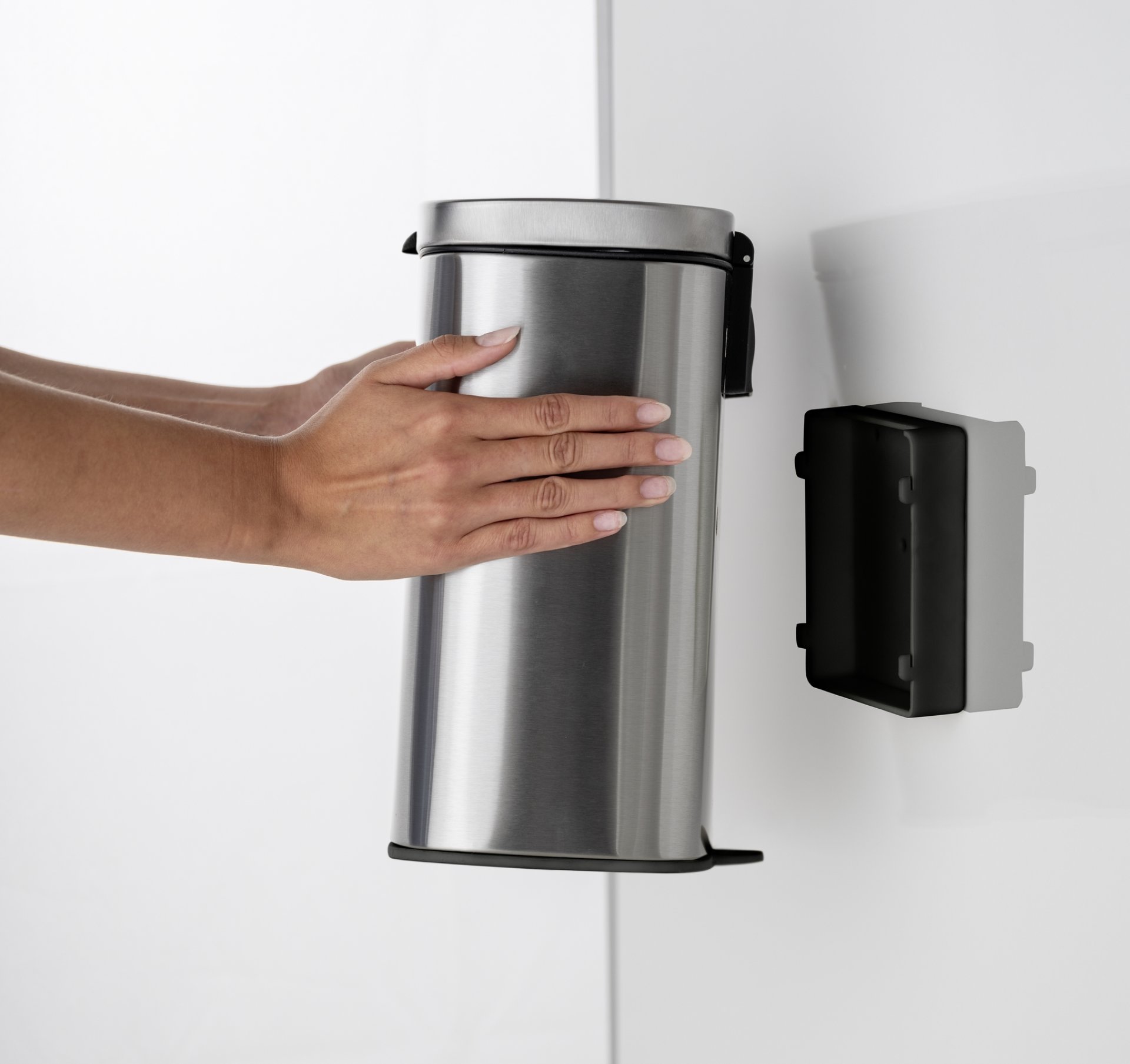 WENKO SARE Kosmetikeimer 5 Liter, Silber matt, mit Absenkautomatik, zur Wandmontage