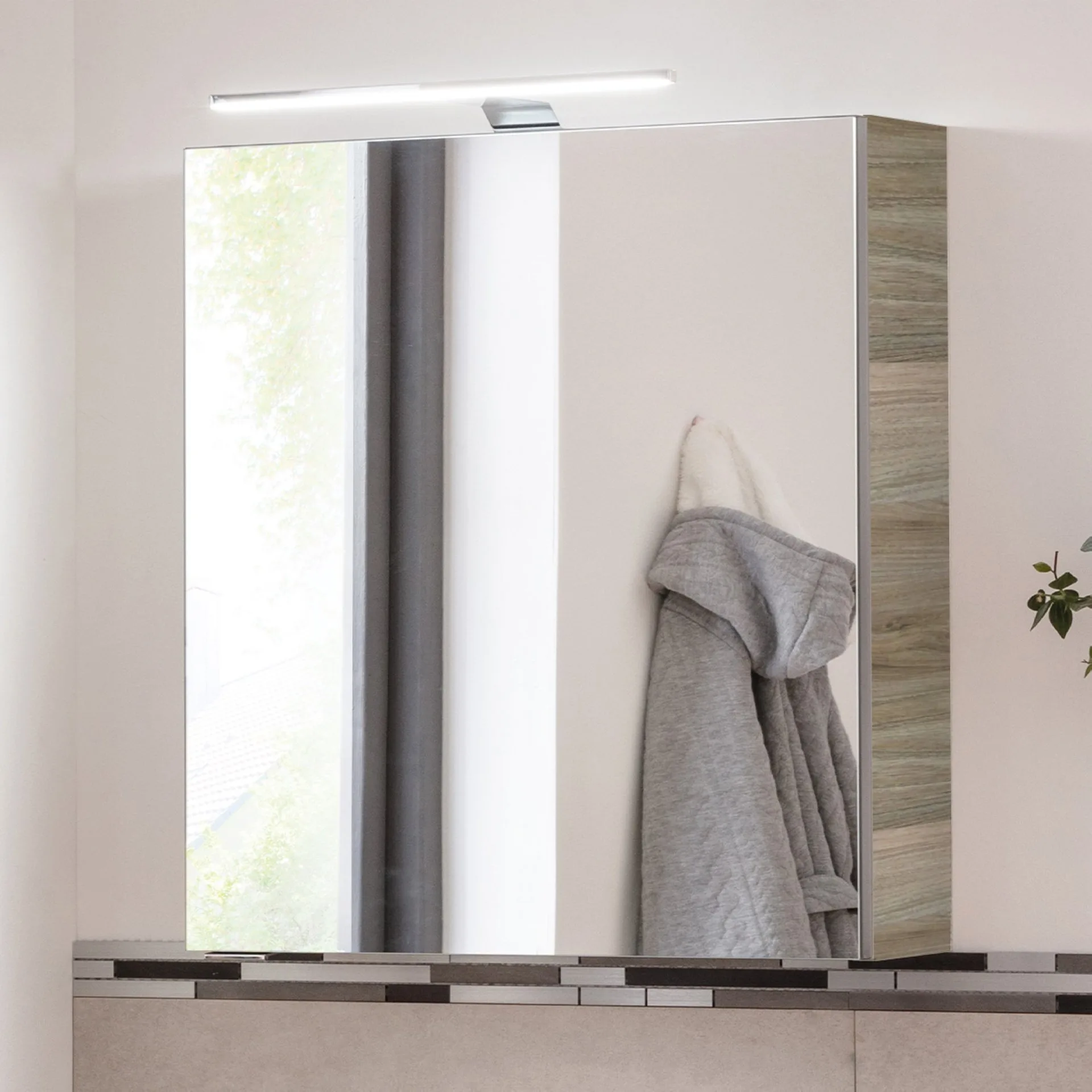 FACKELMANN SBC LUXOR Gäste WC Spiegelschrank 50 cm breit, Braun, Türanschlag links + Aufsatzleuchte