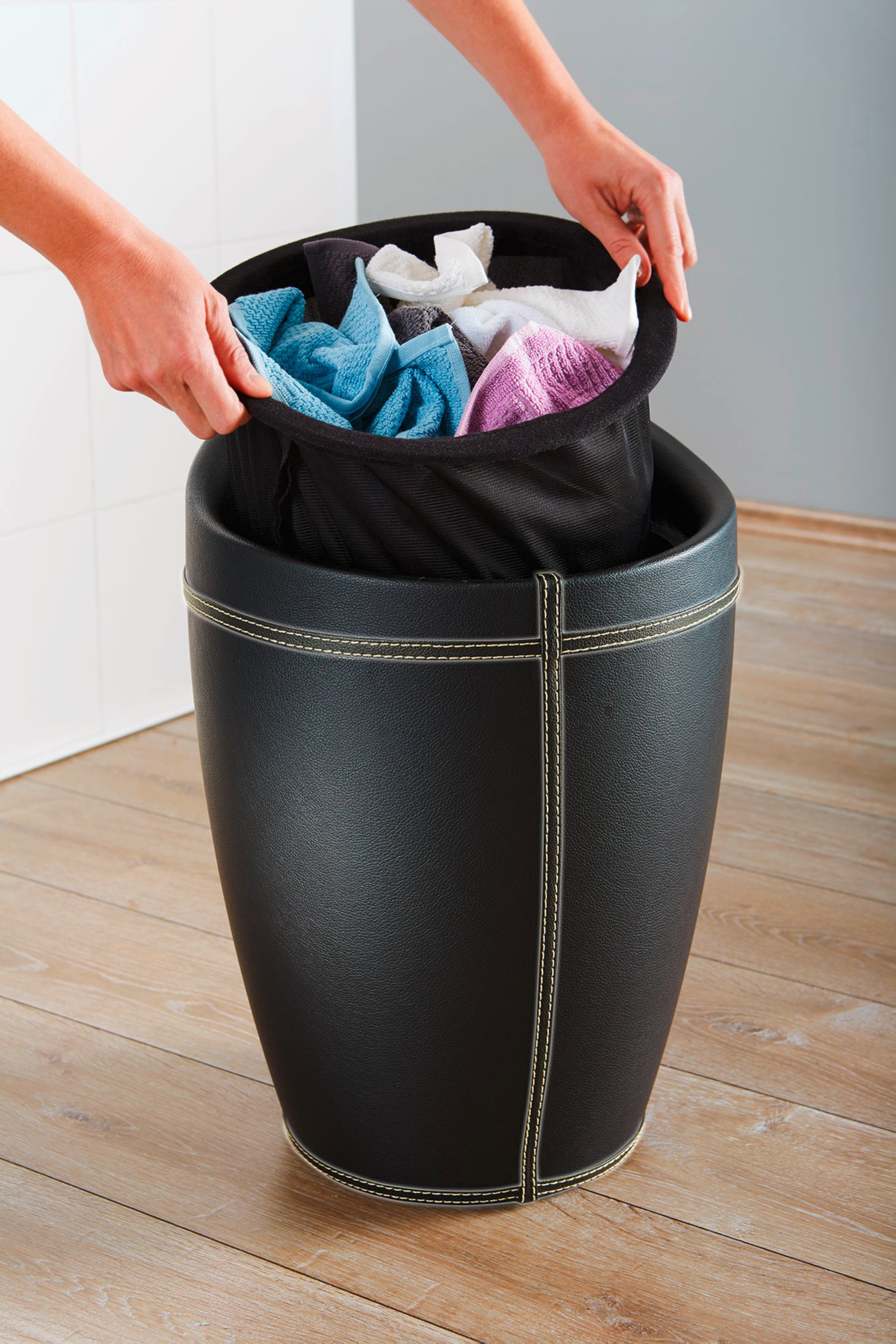 WENKO CANDY Badhocker, Schwarz in Lederoptik, mit abnehmbarem Wäschesack