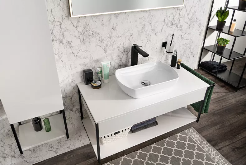 Ausgefallenes Waschbecken und extravagante Badmöbel