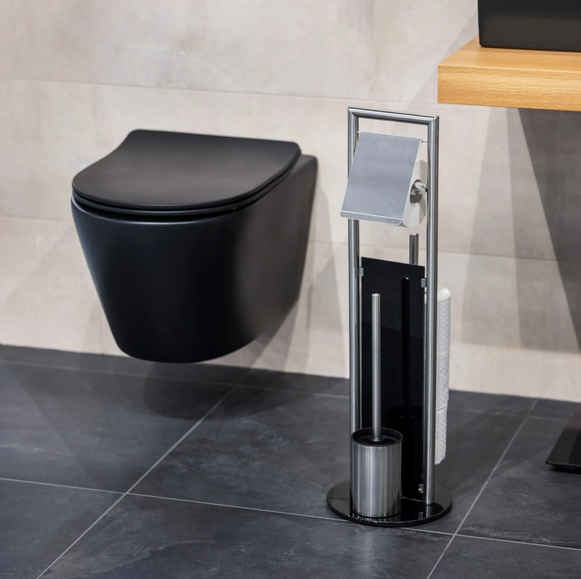 WENKO RAVINA WC-Garnitur, Schwarz/Silber, mit Toilettenpapierhalter und Bevorrater, stehend