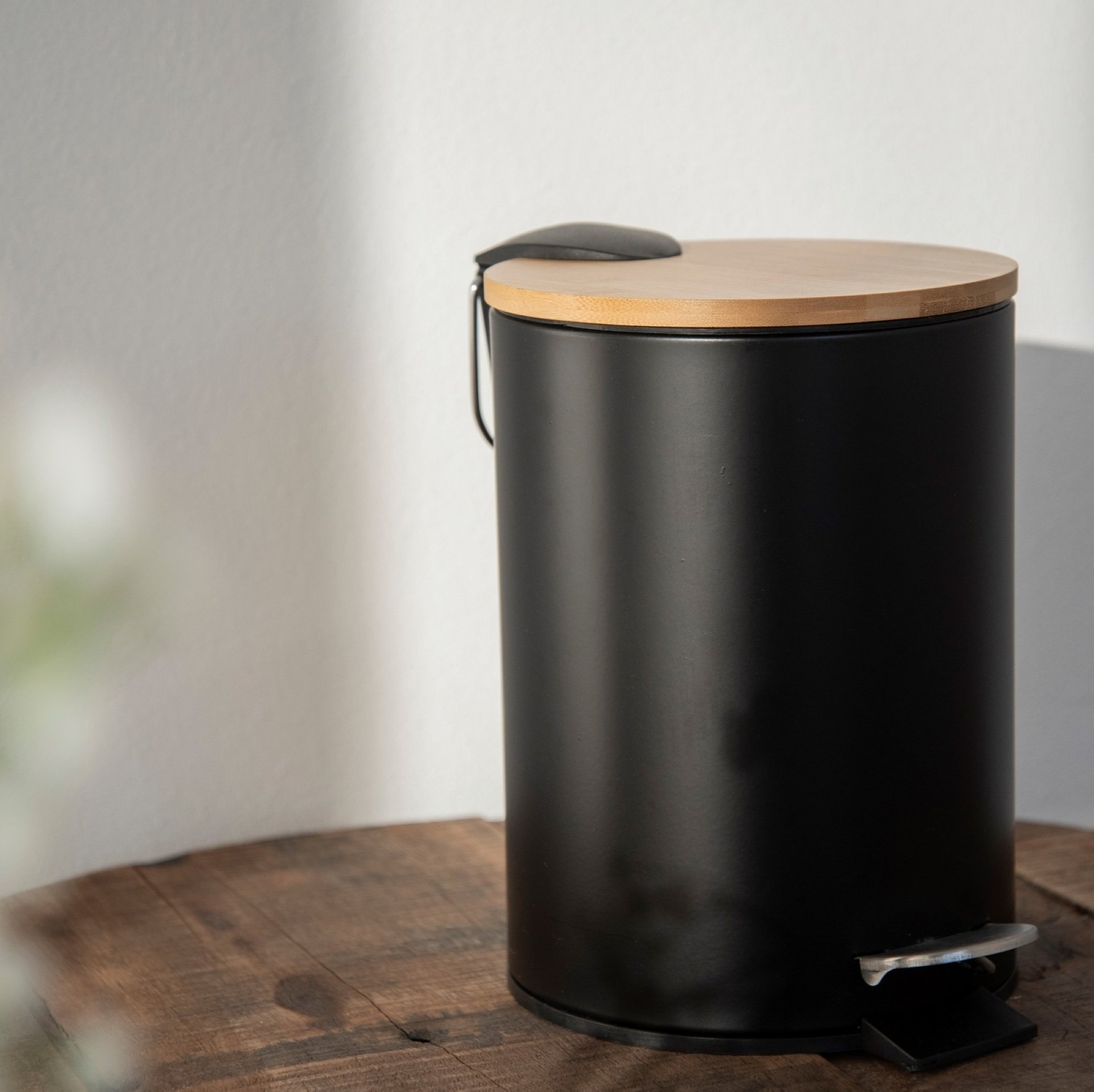 WENKO TORTONA Kosmetikeimer 3 Liter, Schwarz/Braun, mit Bambusdeckel, mit Absenkautomatik