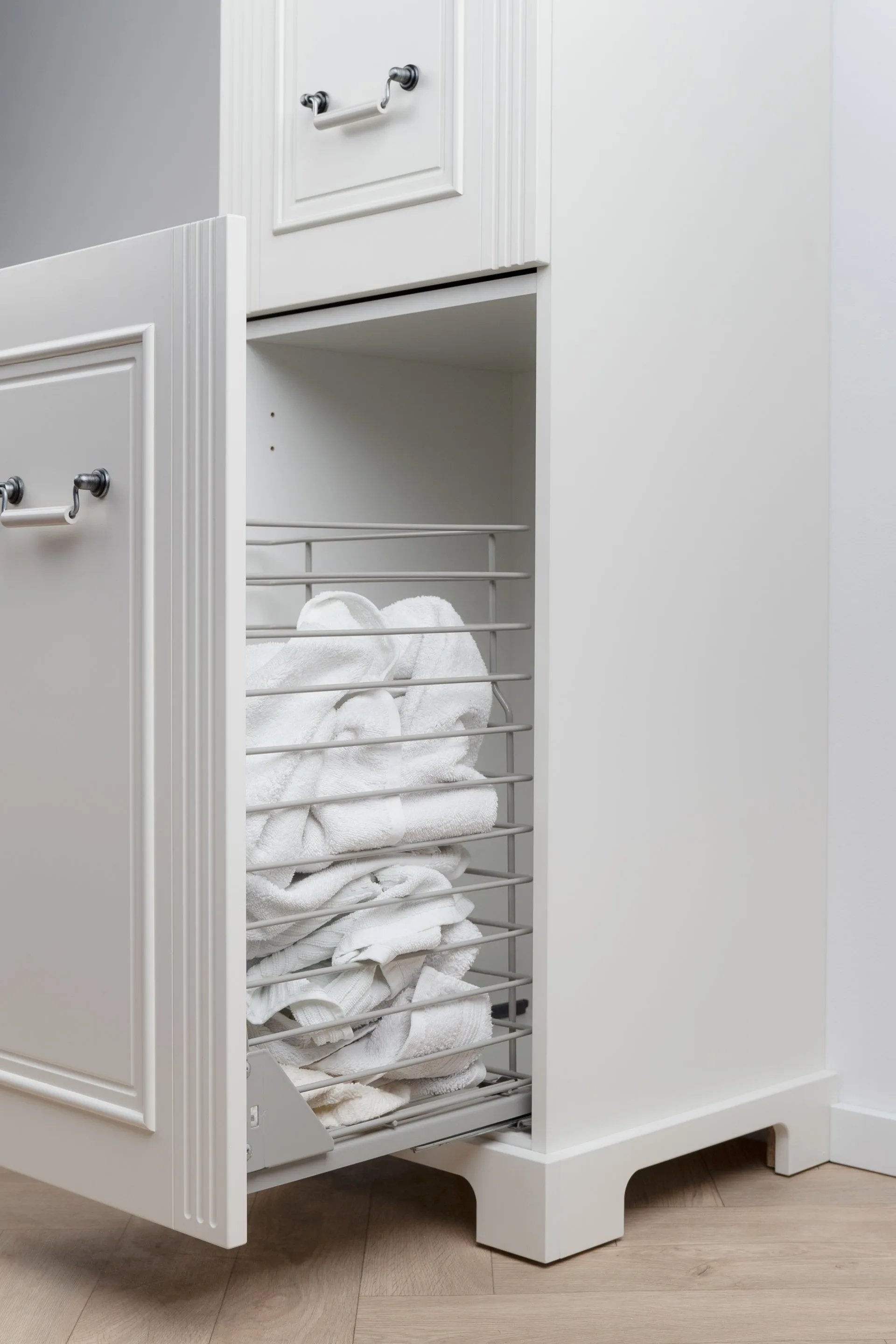 BADEDU RILA Hochschrank 43 cm breit, Weiß matt, 1 Tür, Wäschekorb unten mit Auszug
