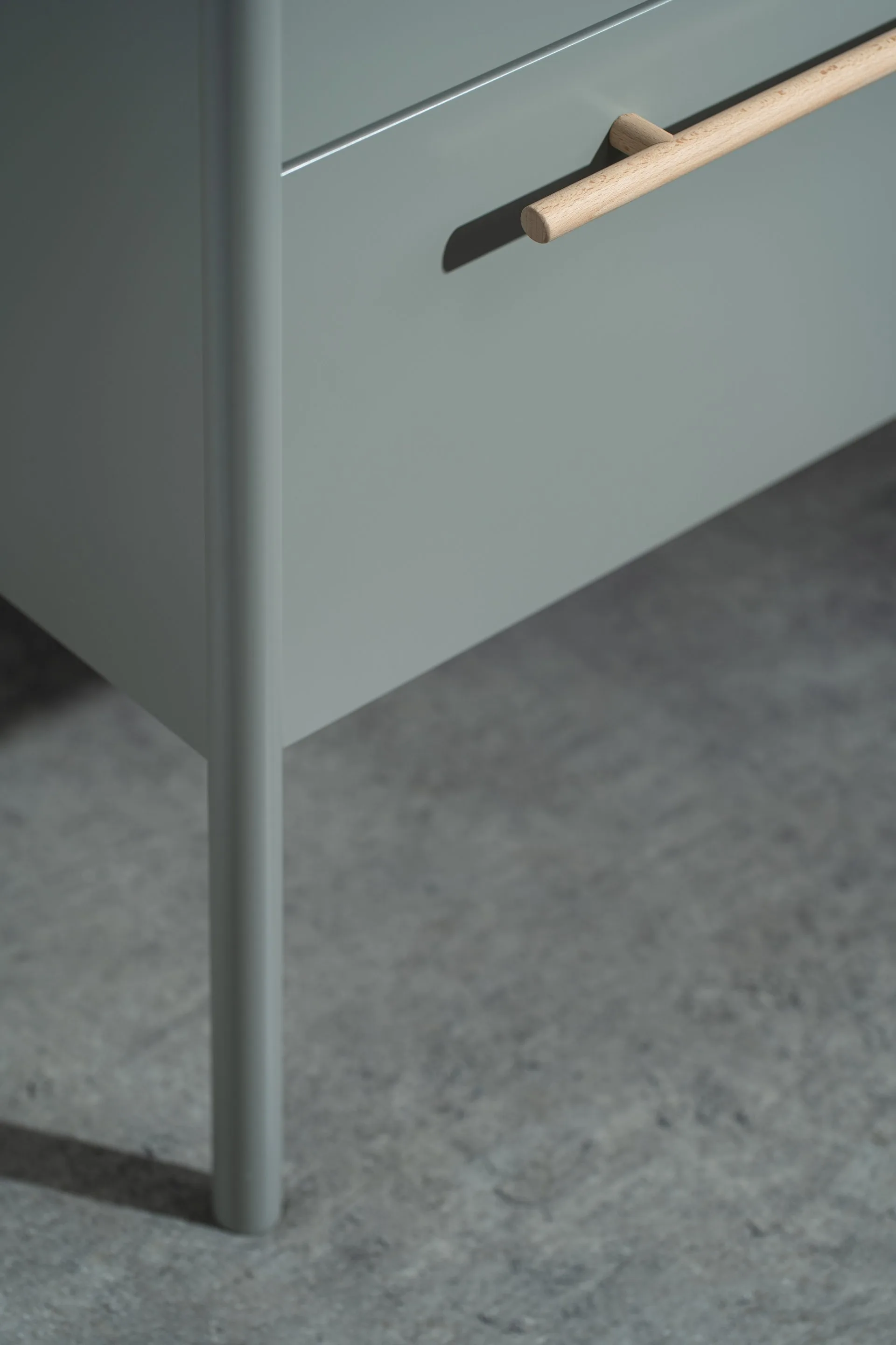 BADEDU TANA Waschbecken mit Unterschrank 80 cm breit, Grau matt, Waschbecken Gussmarmor Weiß, mit Füßen