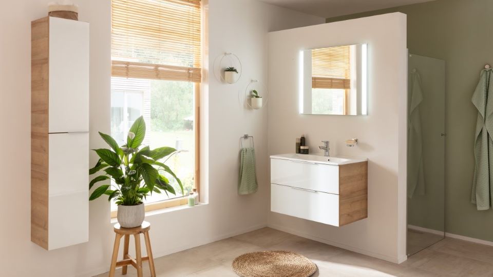 Helles Badezimmer mit Waschtisch und Dusche