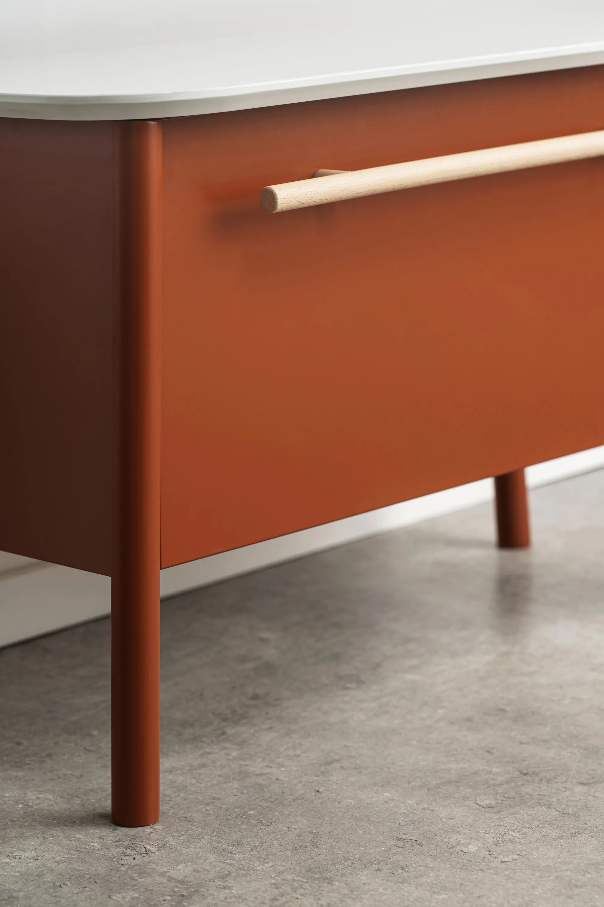 BADEDU TANA Sitzbank 68 cm breit, Rot matt, mit Füßen