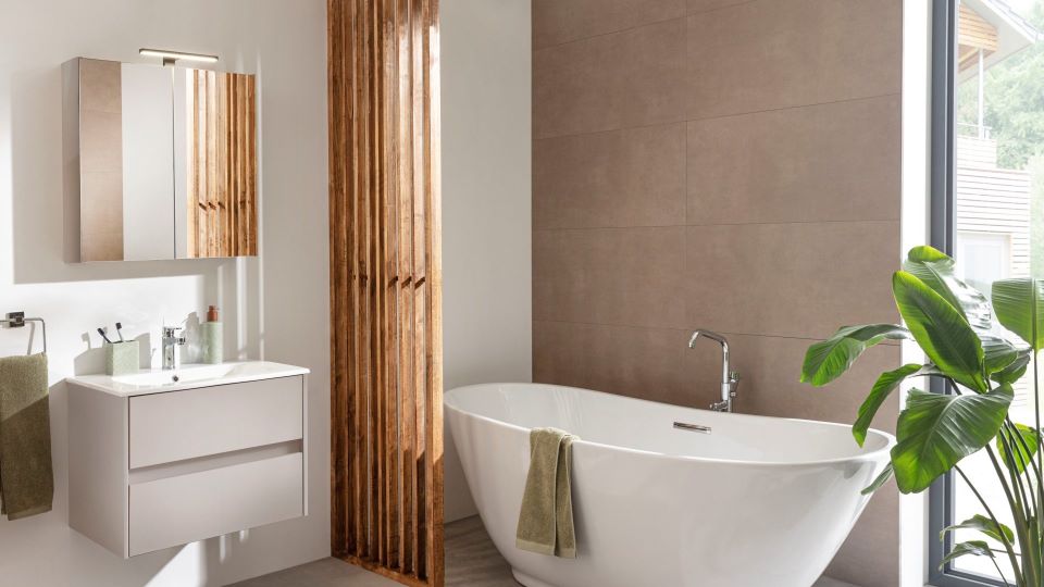 Modernes Badezimmer mit Badewanne und Waschbecken